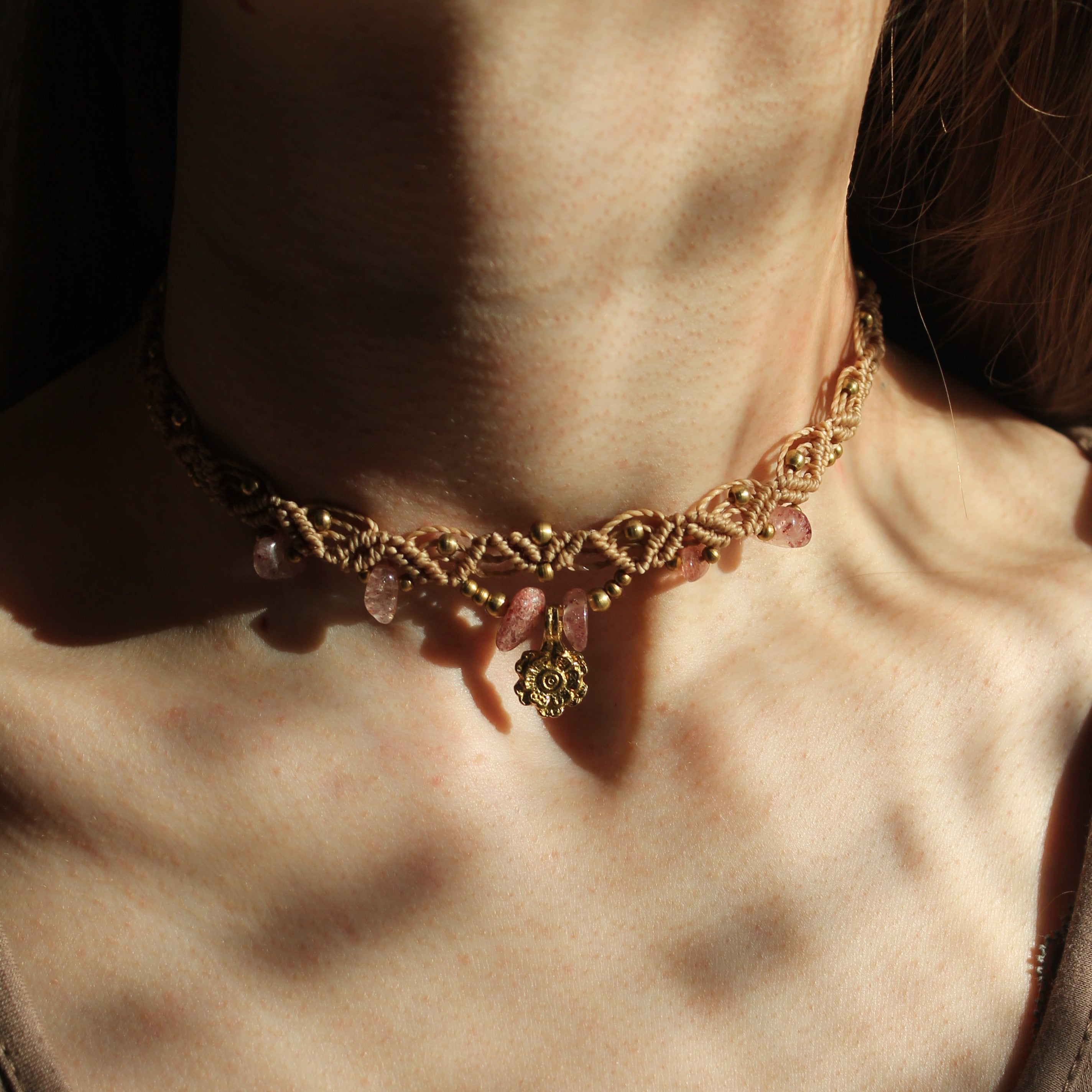 Erdbeerquarz Choker Kette Makramee beige mit Messinganhänger goldfarben