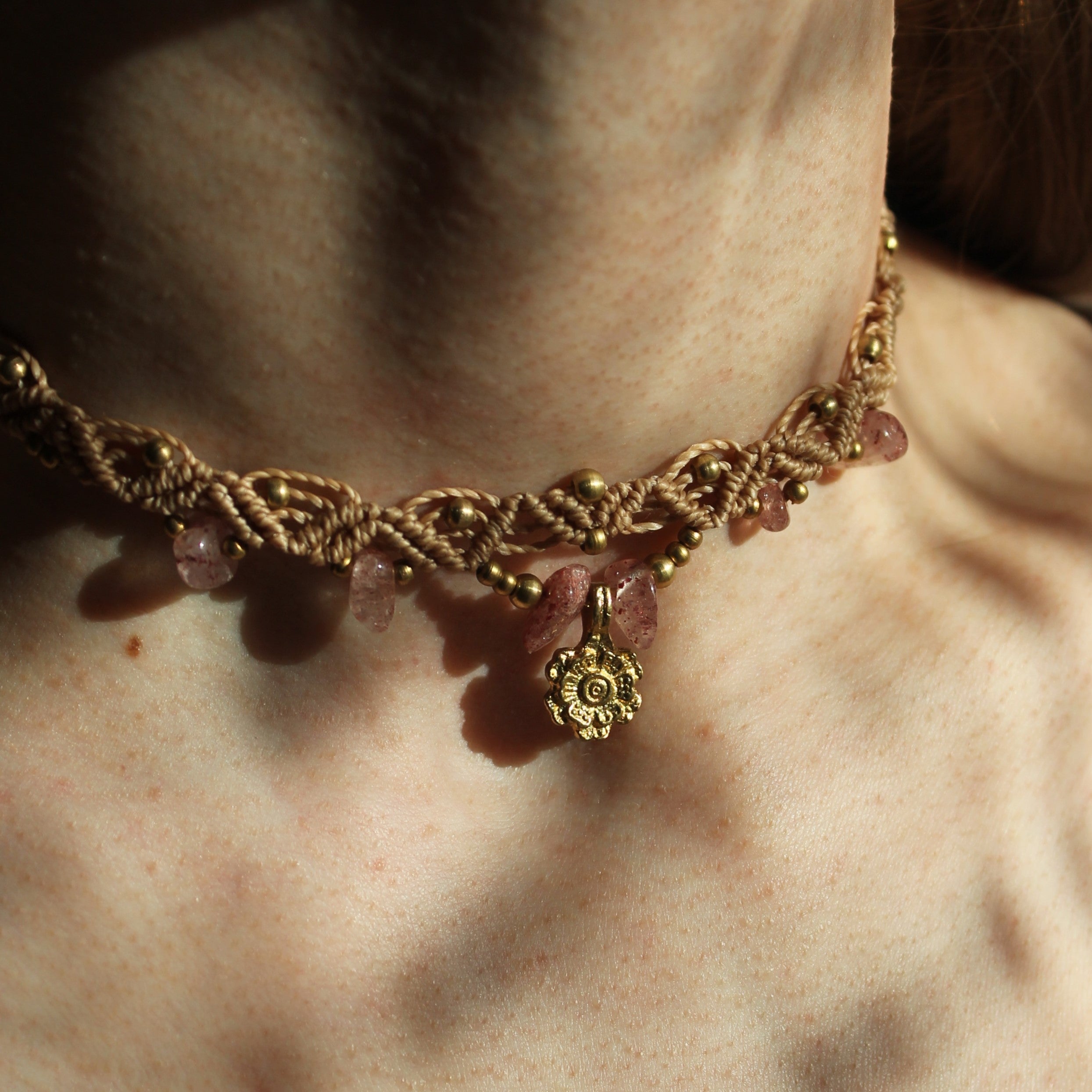 Erdbeerquarz Choker Kette Makramee beige mit Messinganhänger goldfarben
