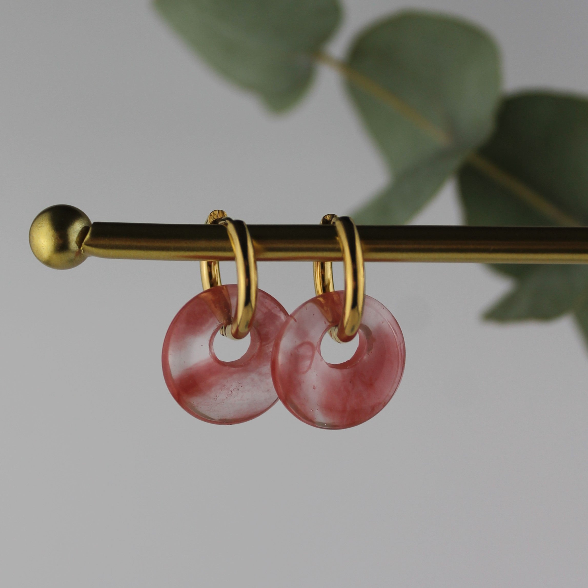 Erdbeerquarz Edelsteinohrringe Scheibe goldfarben