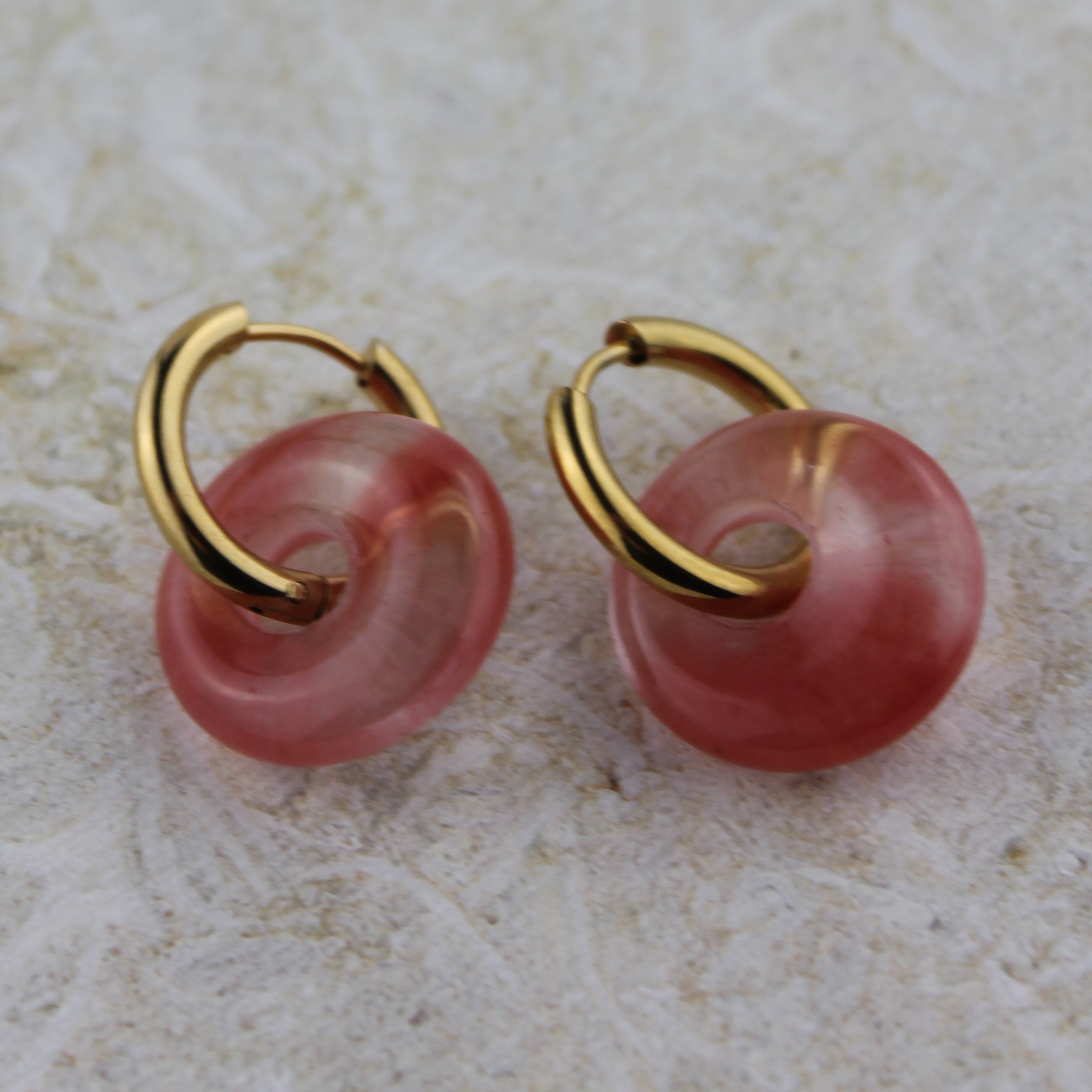 Erdbeerquarz Edelsteinohrringe Scheibe goldfarben