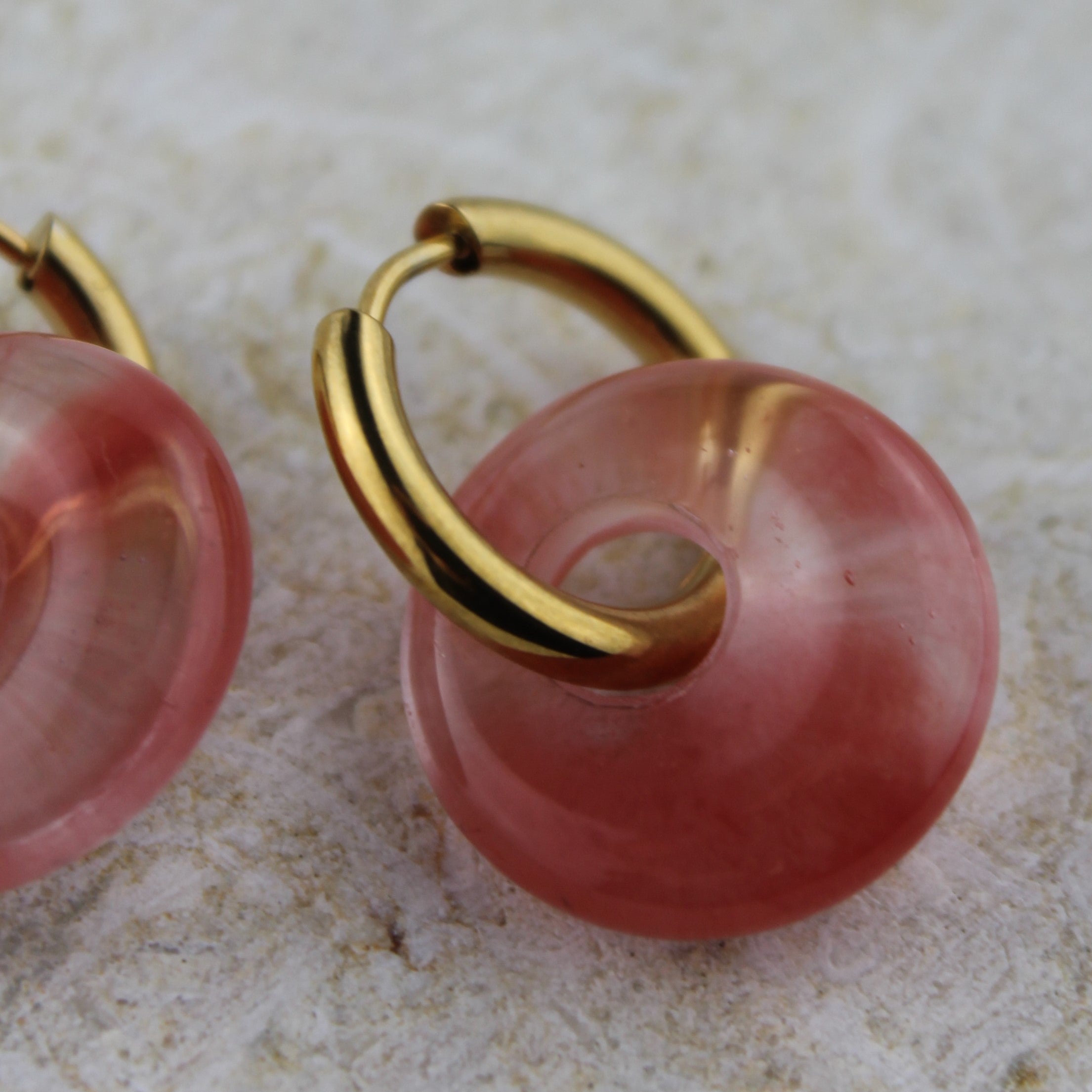 Erdbeerquarz Edelsteinohrringe Scheibe goldfarben