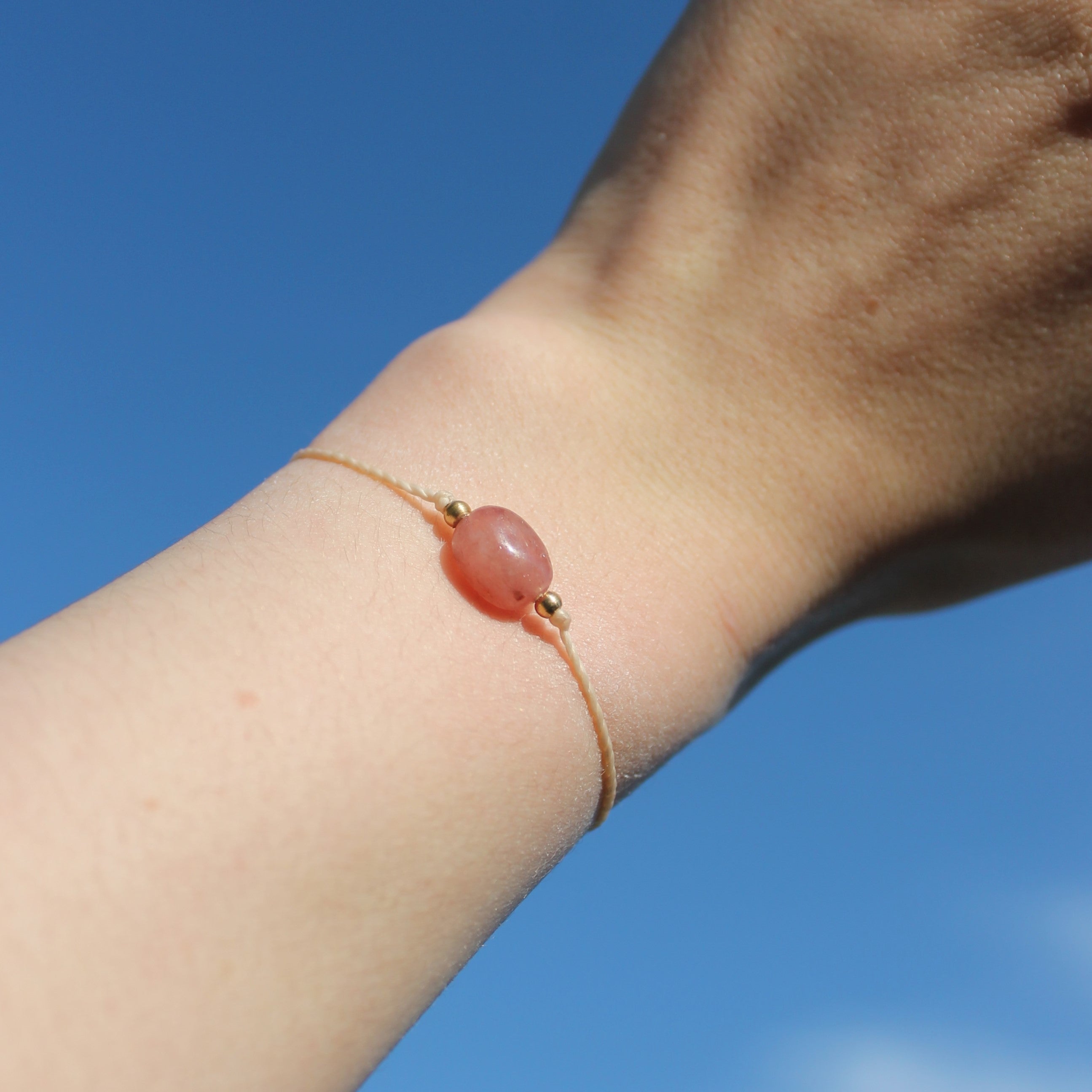 Erdbeerquarz pur Edelsteinarmband Makramee goldfarben