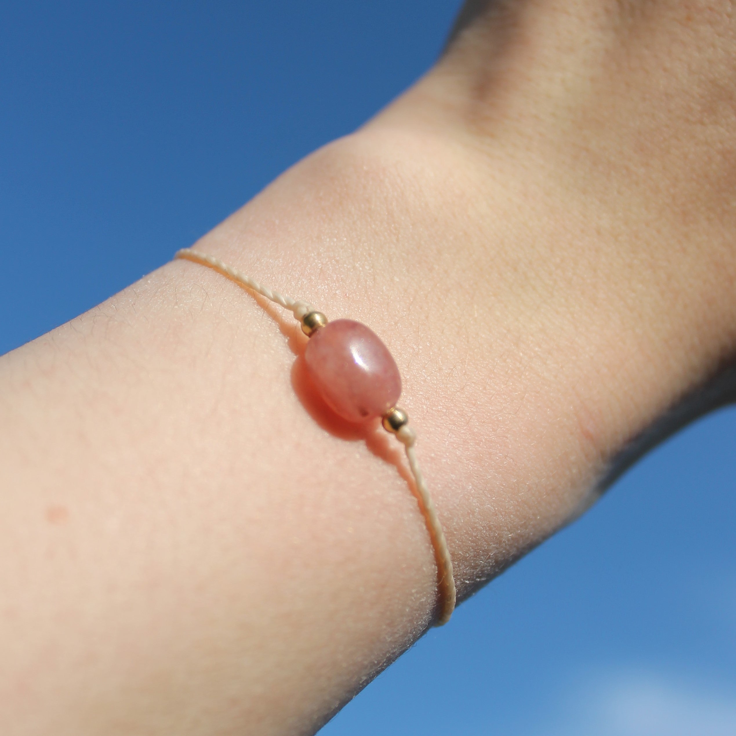 Erdbeerquarz pur Edelsteinarmband Makramee goldfarben