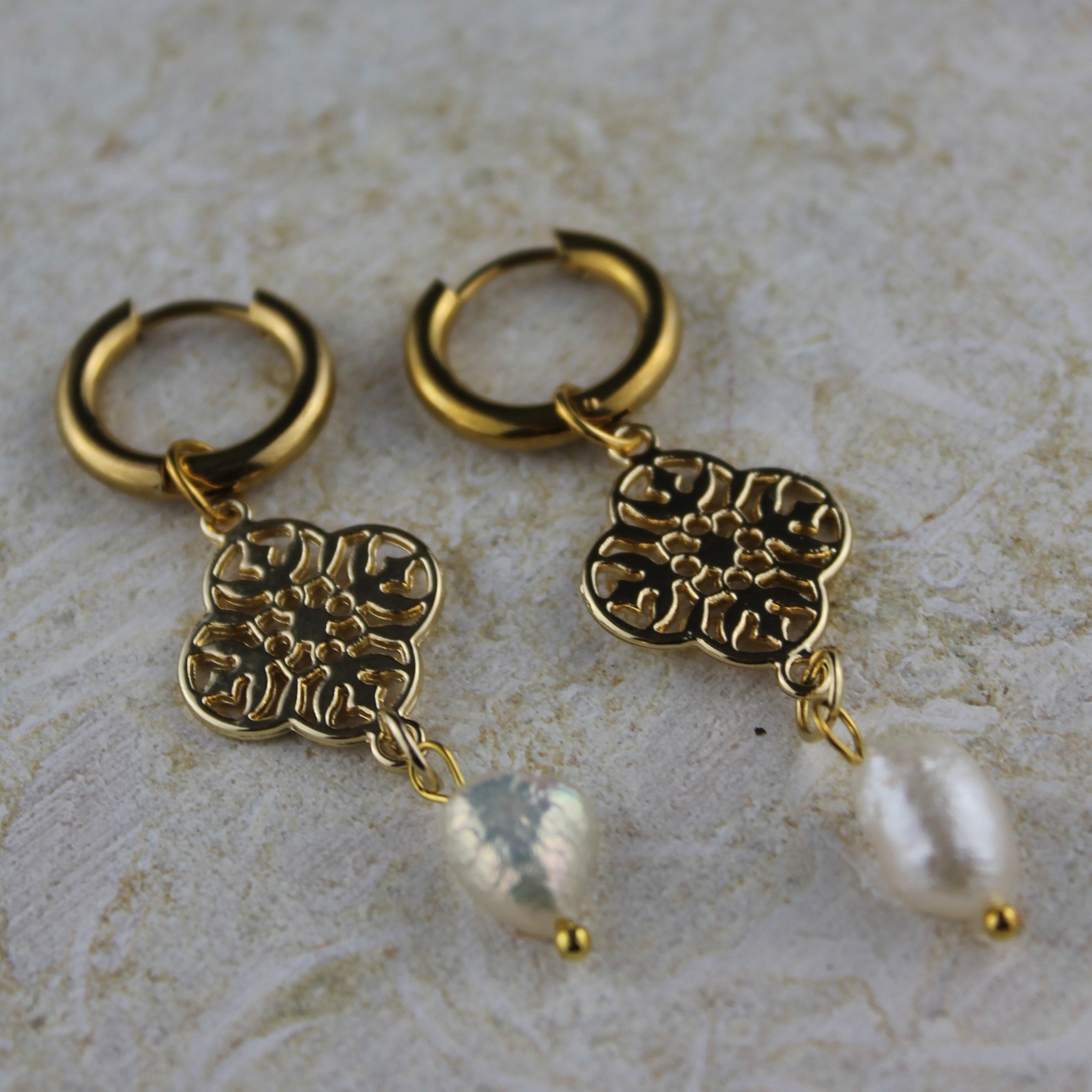 FLORA Ohrringe klein mit Süßwasserperlen goldfarben