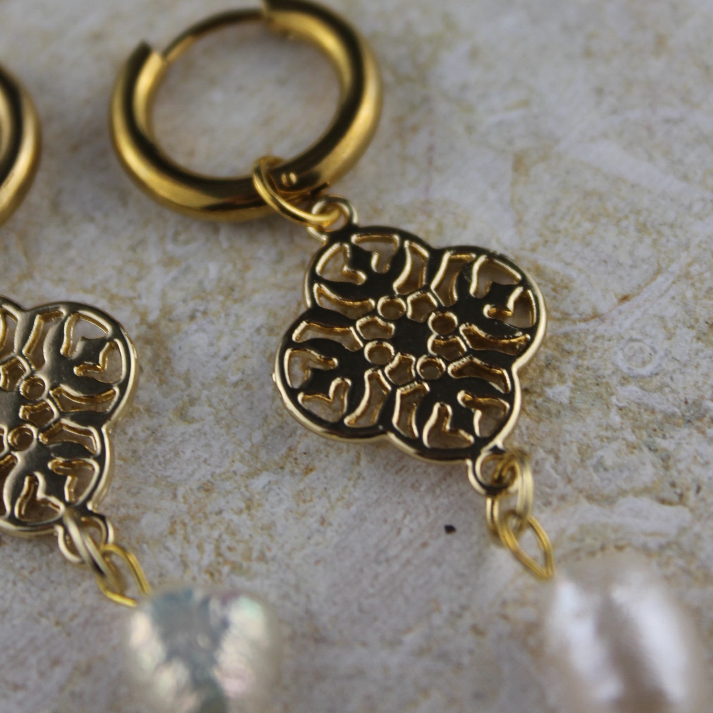 FLORA Ohrringe klein mit Süßwasserperlen goldfarben