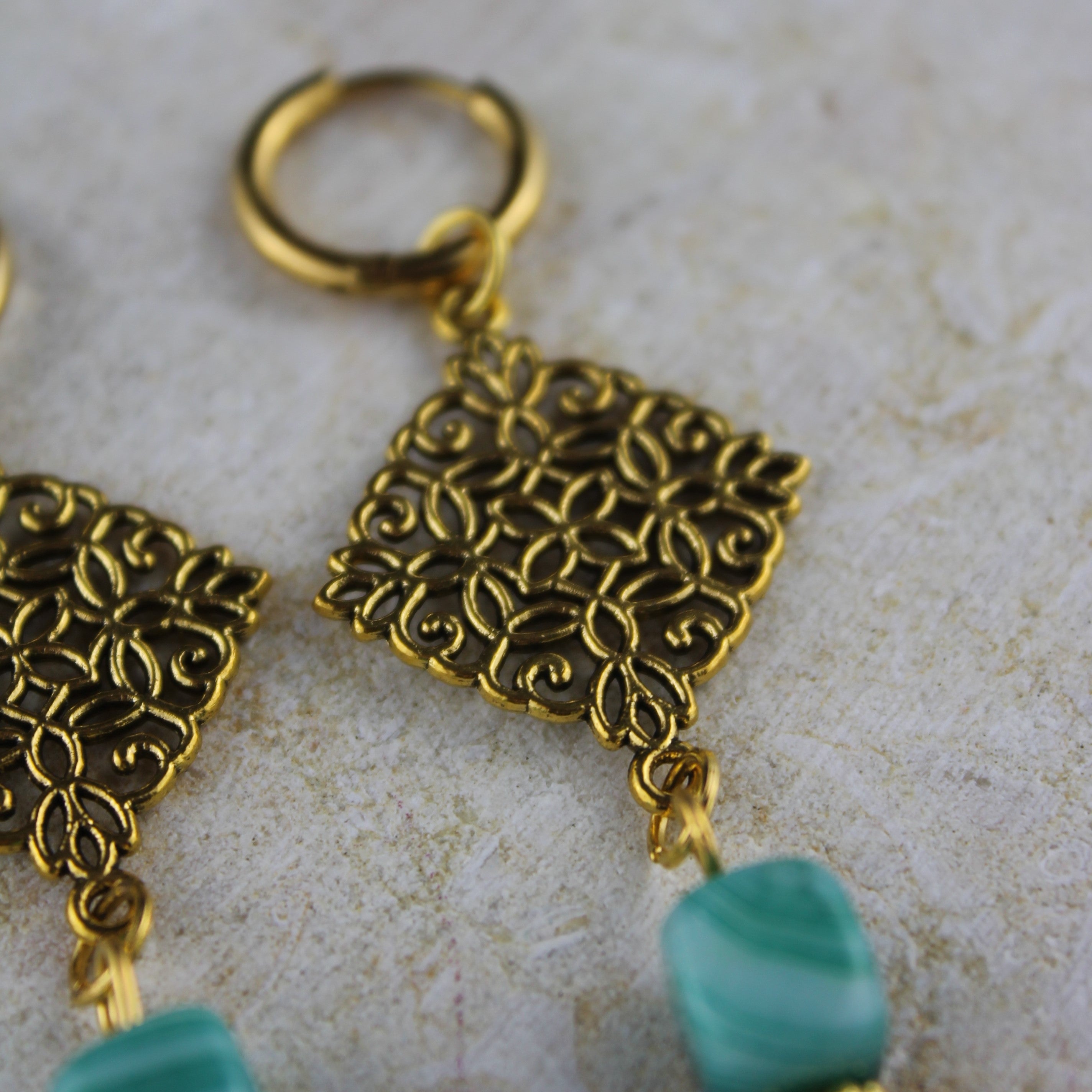 FLORA Ohrringe mit grünem Bandachat goldfarben