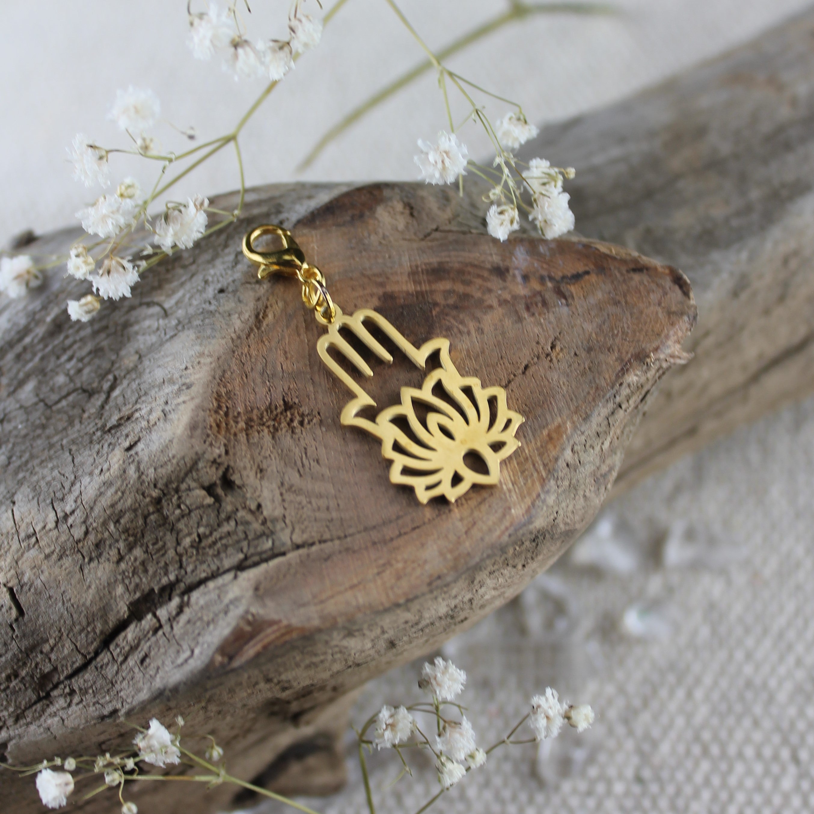 Lotusblüte Fatimas Hand Charm Anhänger gold- oder silberfarben