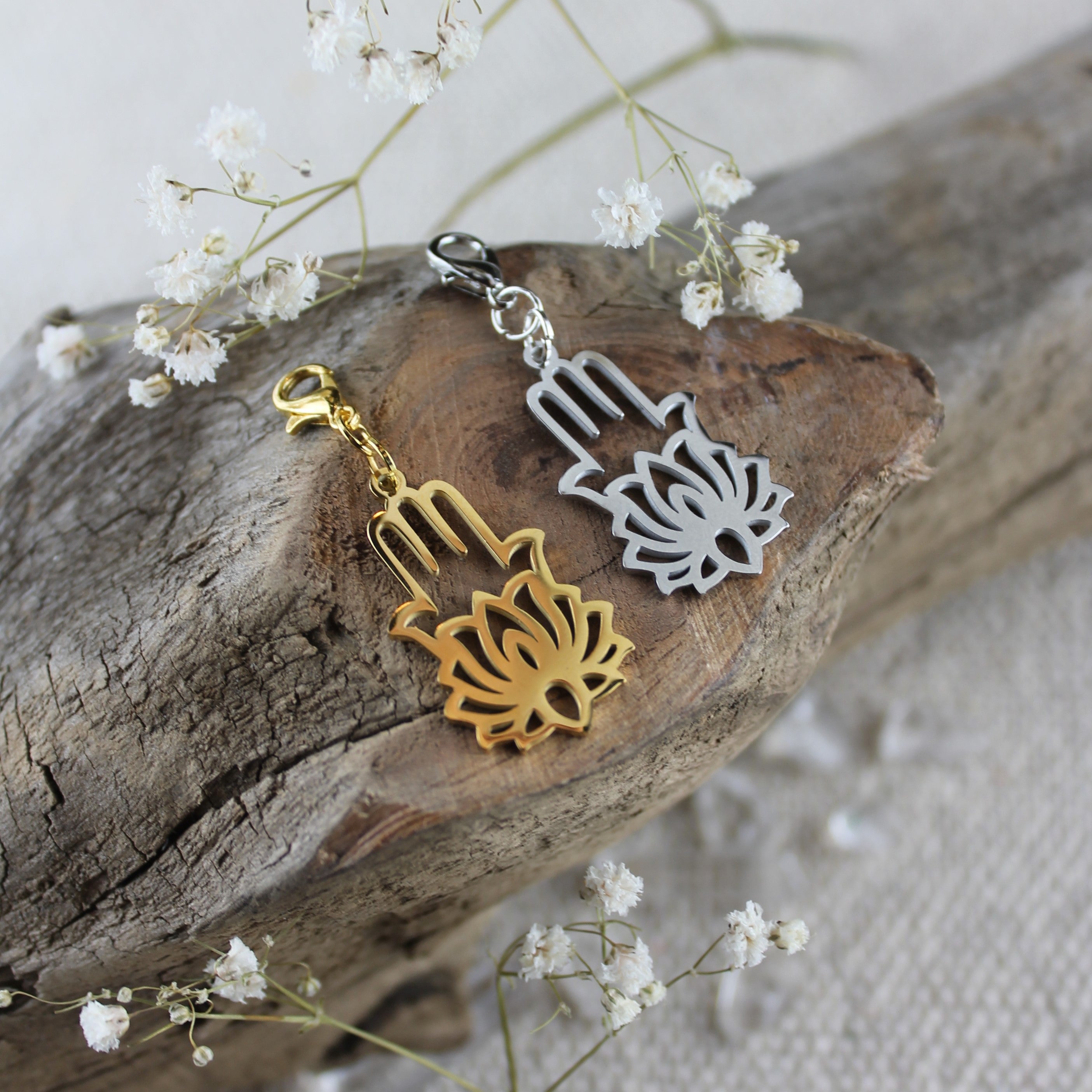 Lotusblüte Fatimas Hand Charm Anhänger gold- oder silberfarben