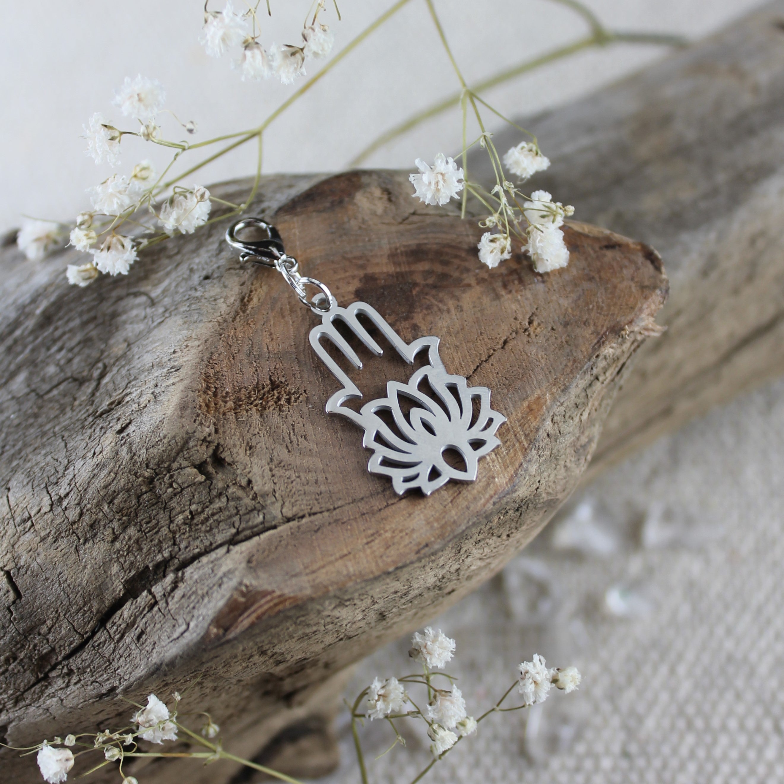 Lotusblüte Fatimas Hand Charm Anhänger gold- oder silberfarben