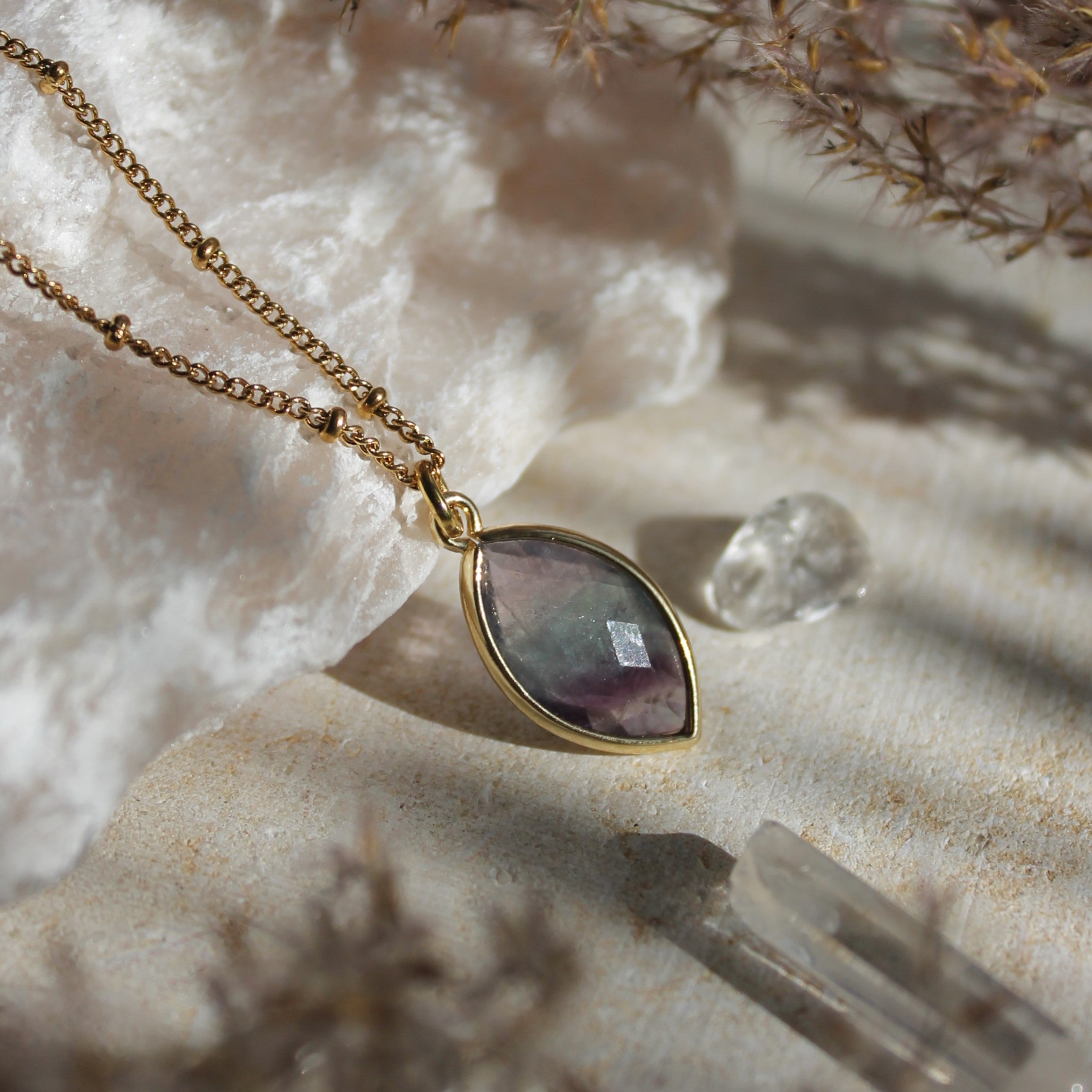 Fluorit FLEUR Edelsteinanhänger Kette goldfarben