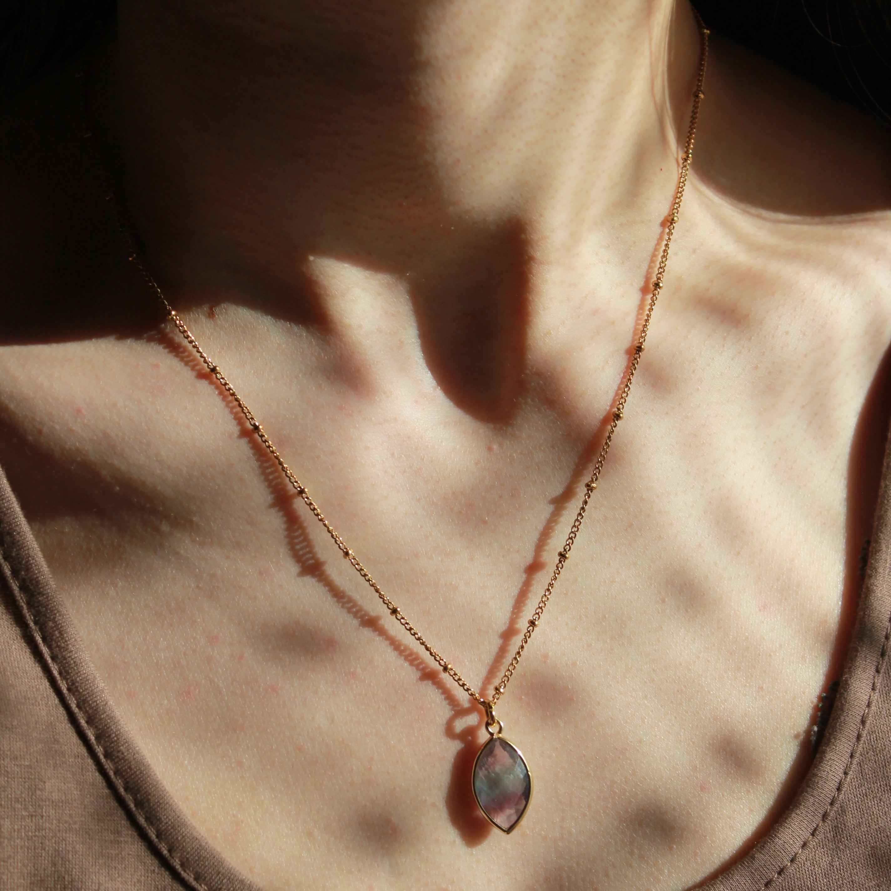 Fluorit FLEUR Edelsteinanhänger Kette goldfarben