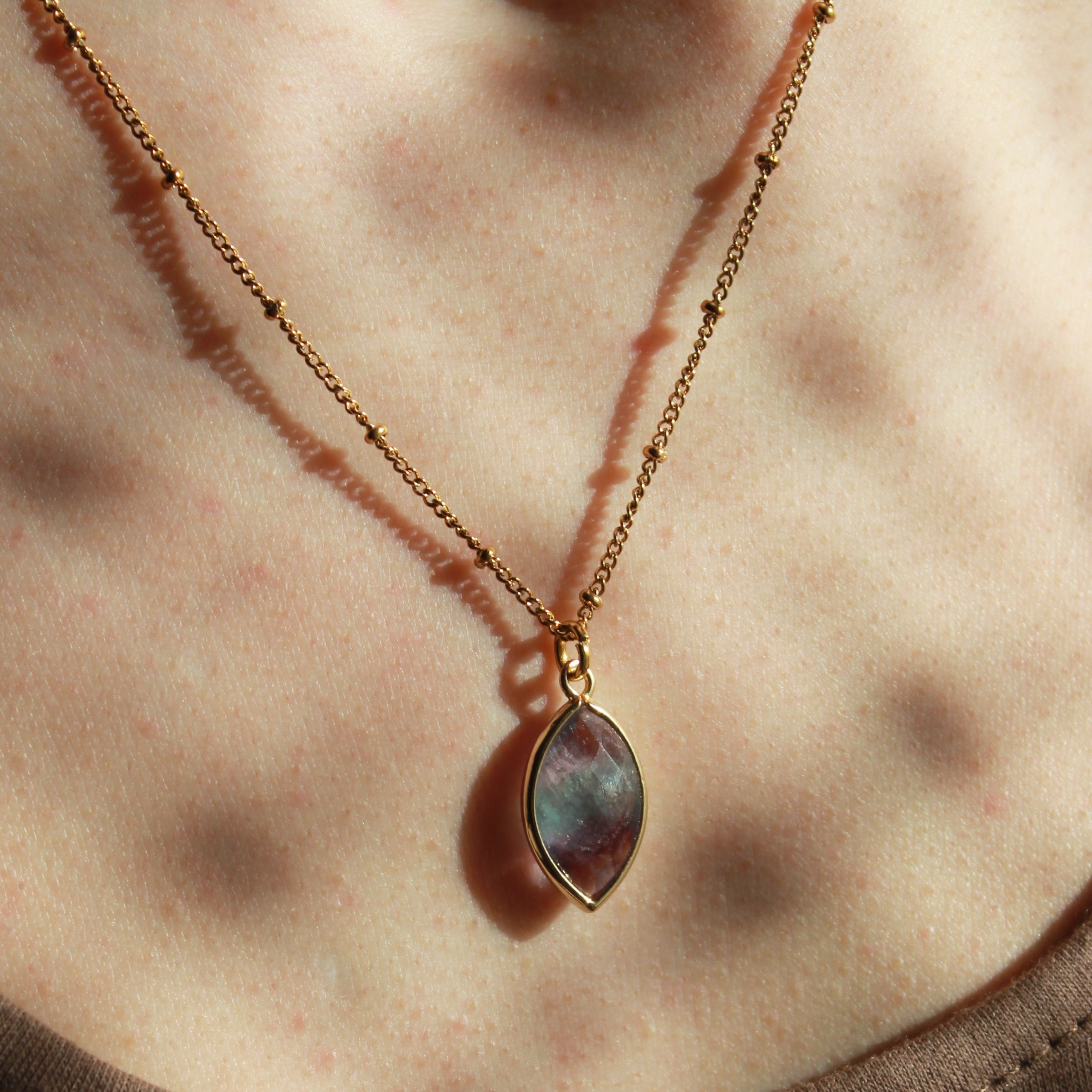 Fluorit FLEUR Edelsteinanhänger Kette goldfarben