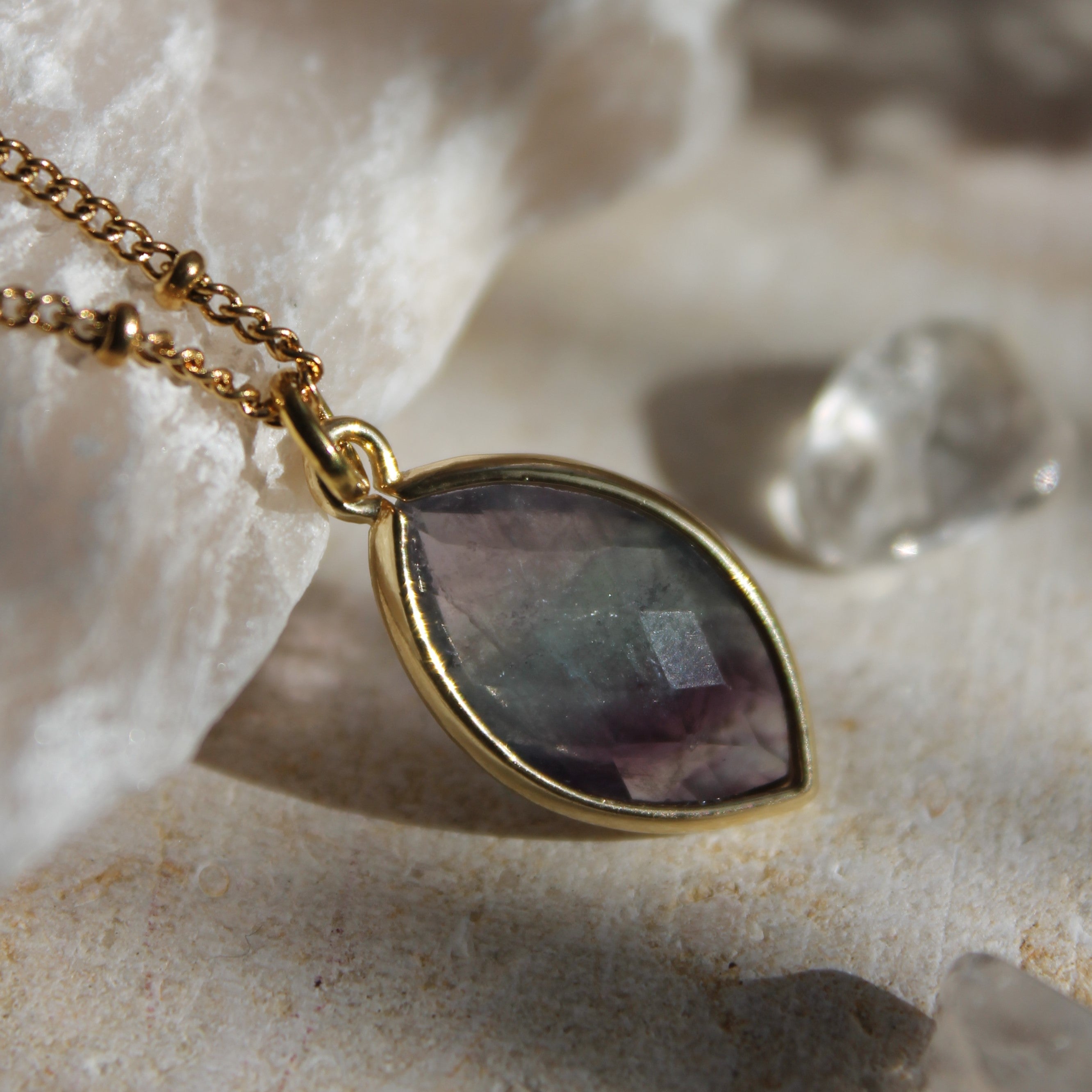 Fluorit FLEUR Edelsteinanhänger Kette goldfarben