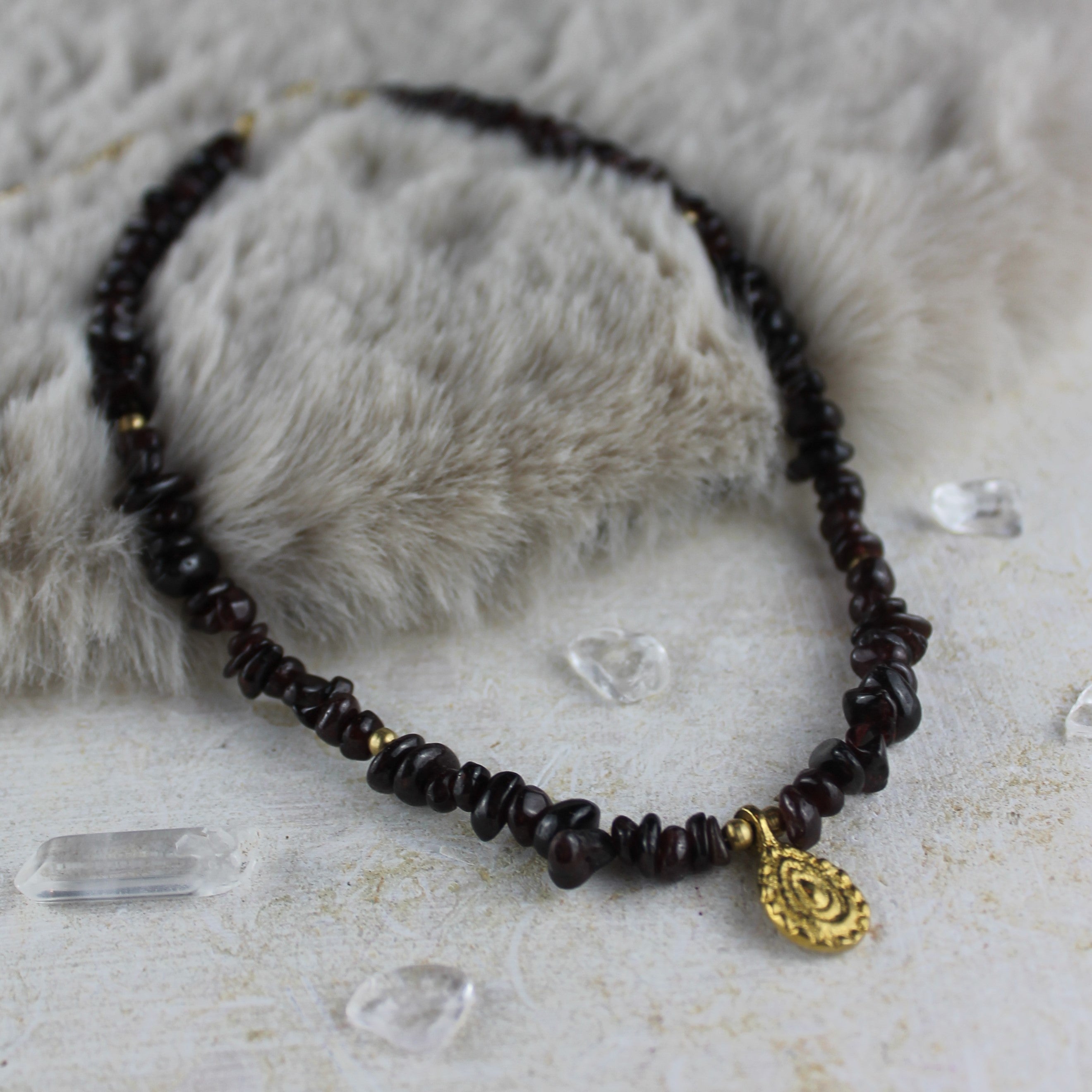 Granat Splitter Choker Kette mit Messinganhänger goldfarben