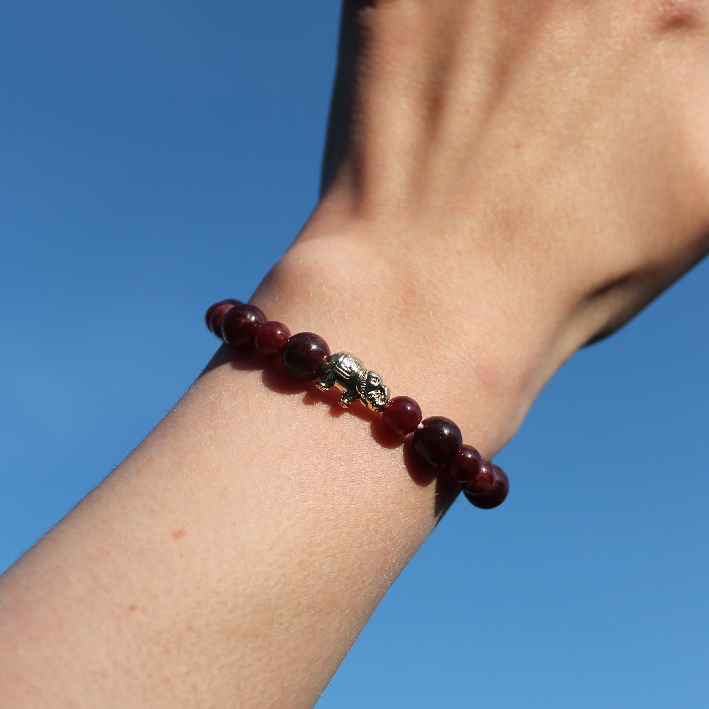 Granat Edelsteinarmband mit Elefant gold- oder silberfarben