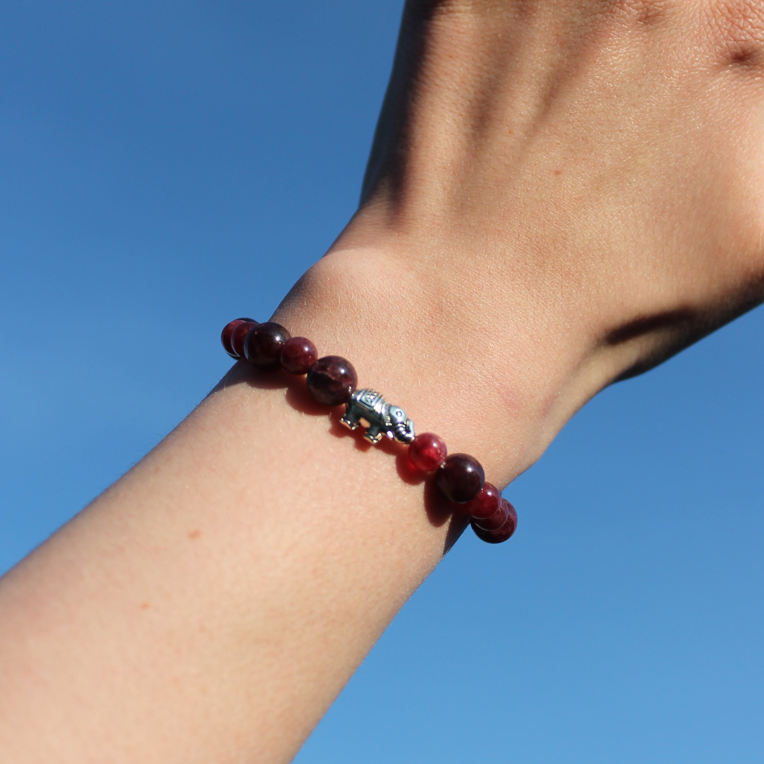 Granat Edelsteinarmband mit Elefant gold- oder silberfarben