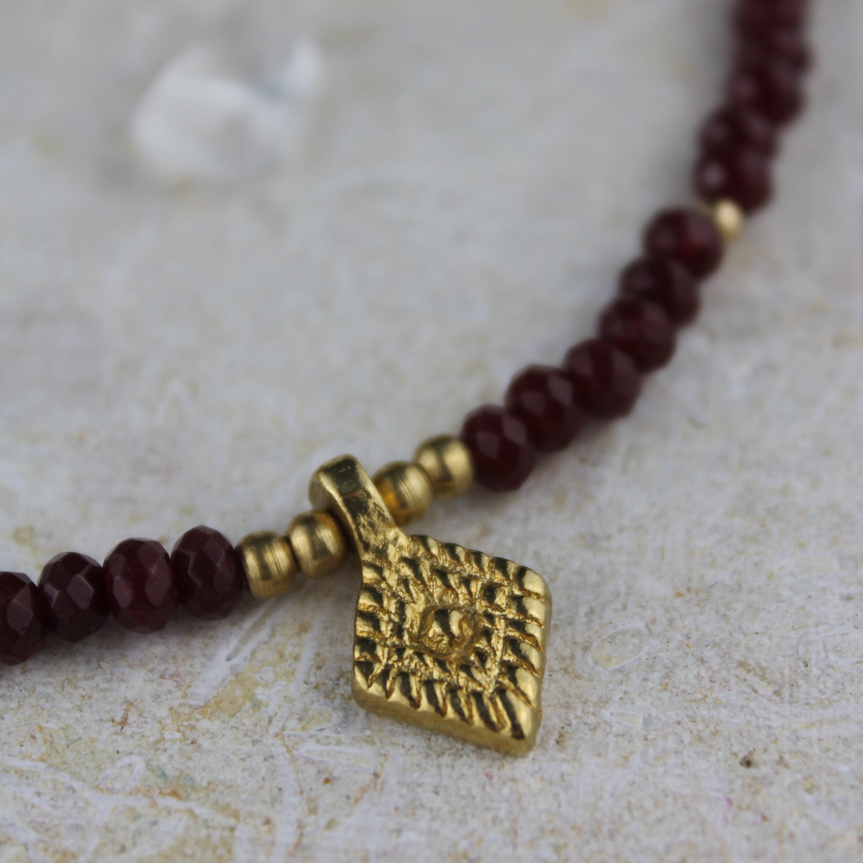 Granat Choker Kette mit Messinganhänger goldfarben