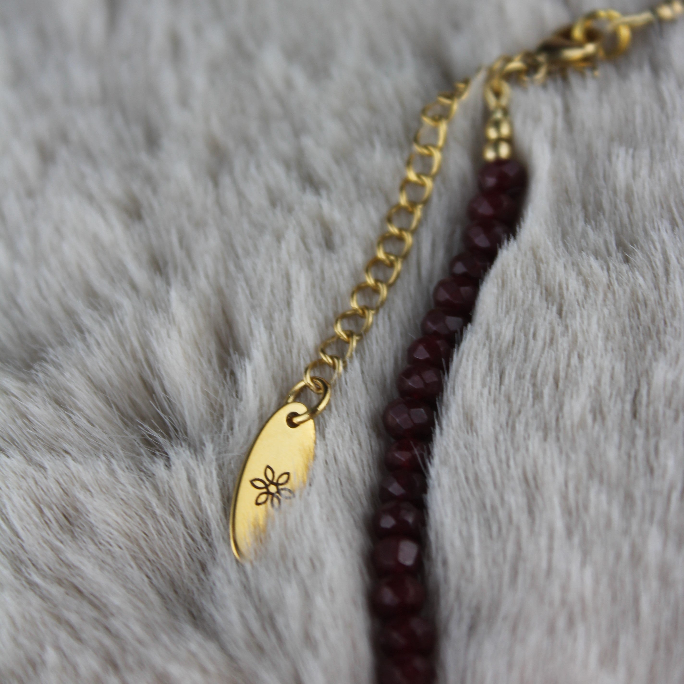 Granat Choker Kette mit Messinganhänger goldfarben