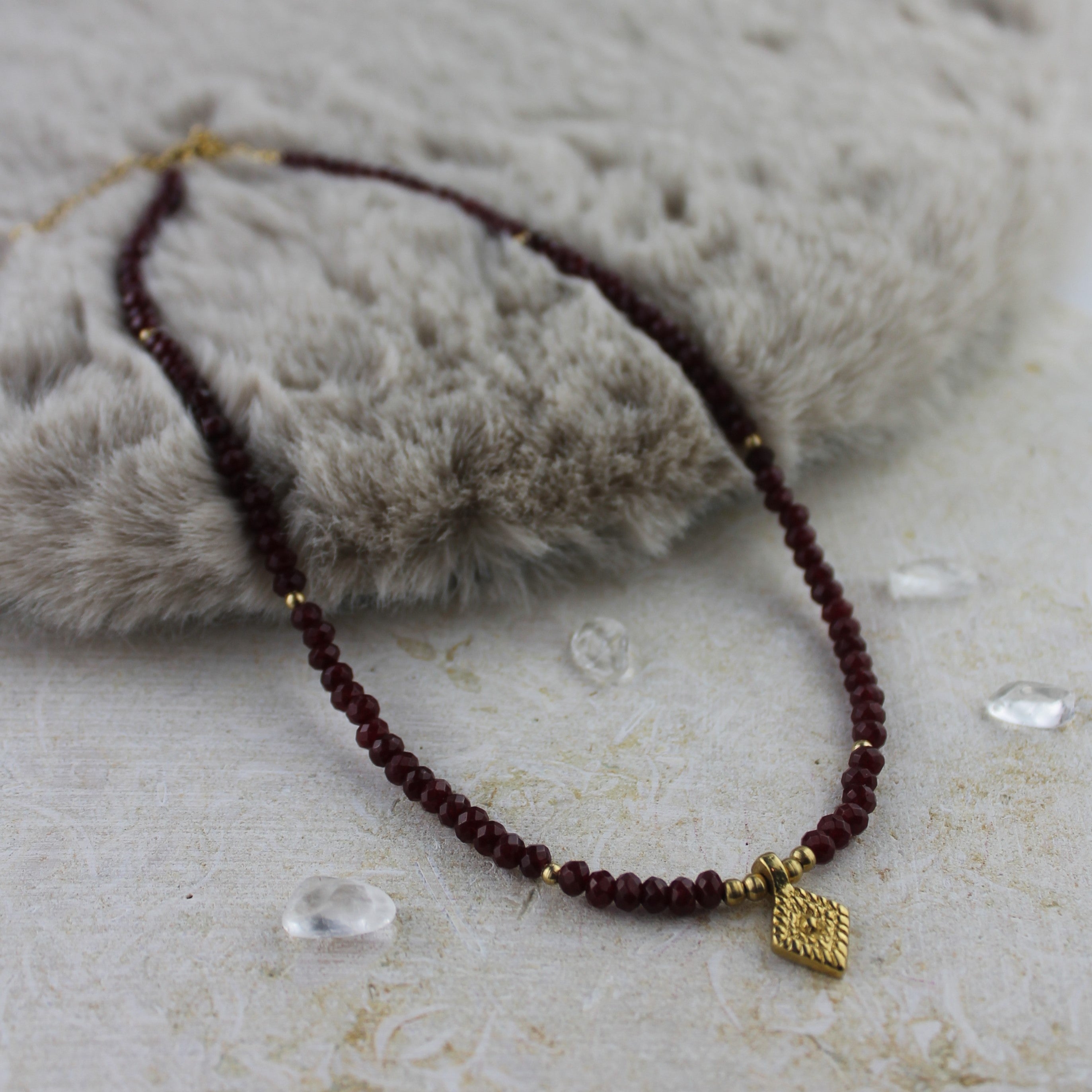 Granat Choker Kette mit Messinganhänger goldfarben