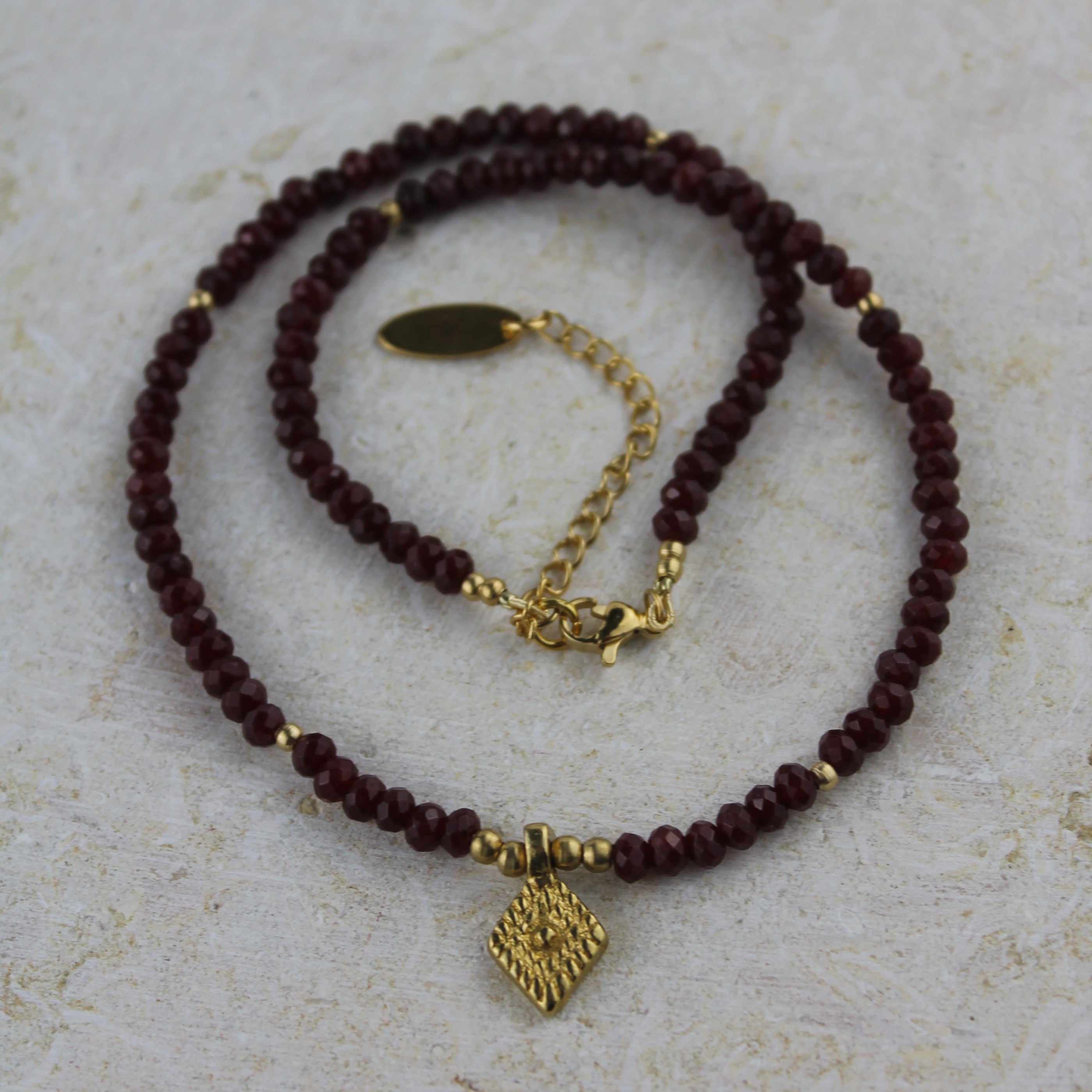 Granat Choker Kette mit Messinganhänger goldfarben