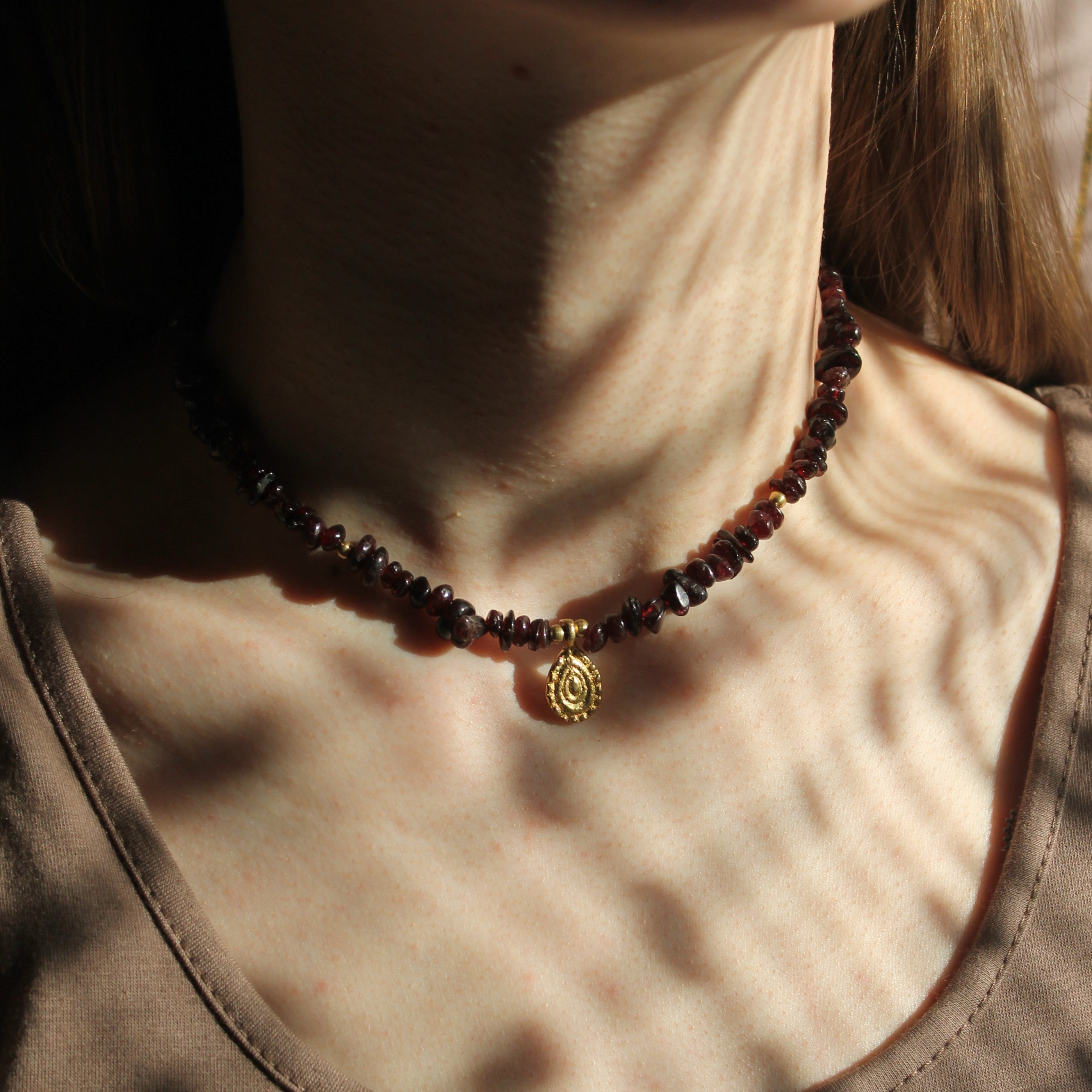 Granat Splitter Choker Kette mit Messinganhänger goldfarben