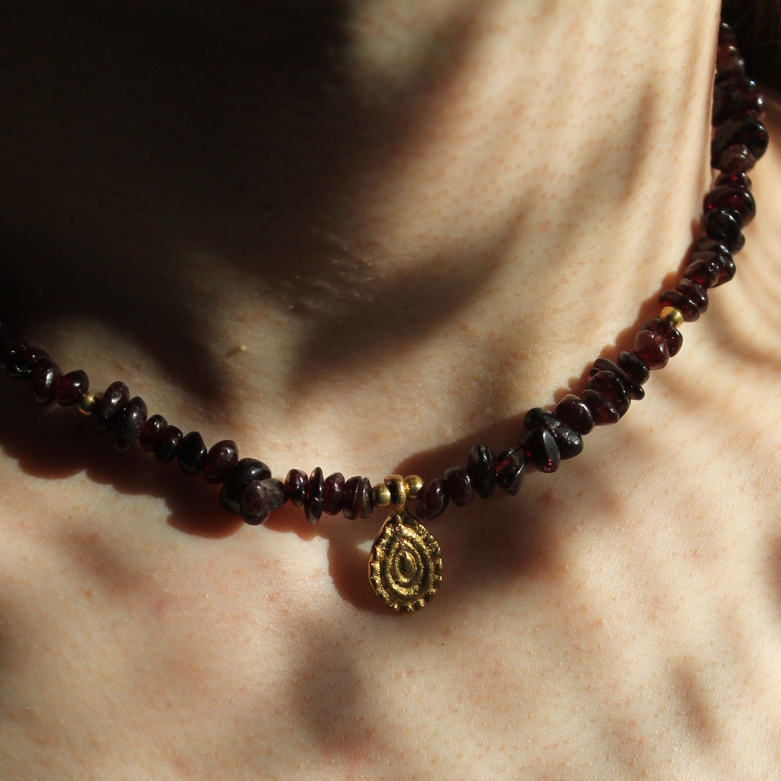 Granat Splitter Choker Kette mit Messinganhänger goldfarben