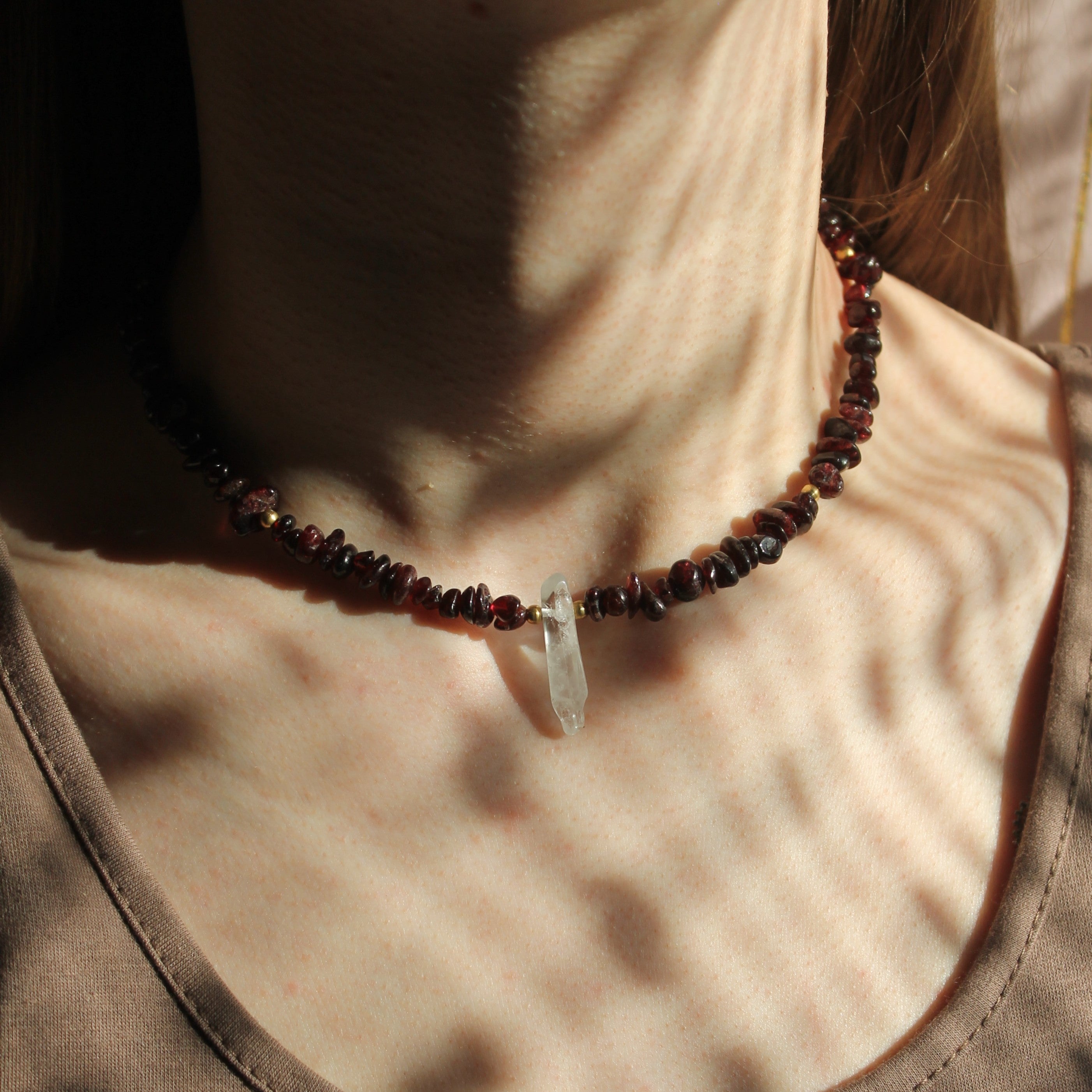 Granat Splitter Choker Kette mit Bergkristallspitze goldfarben