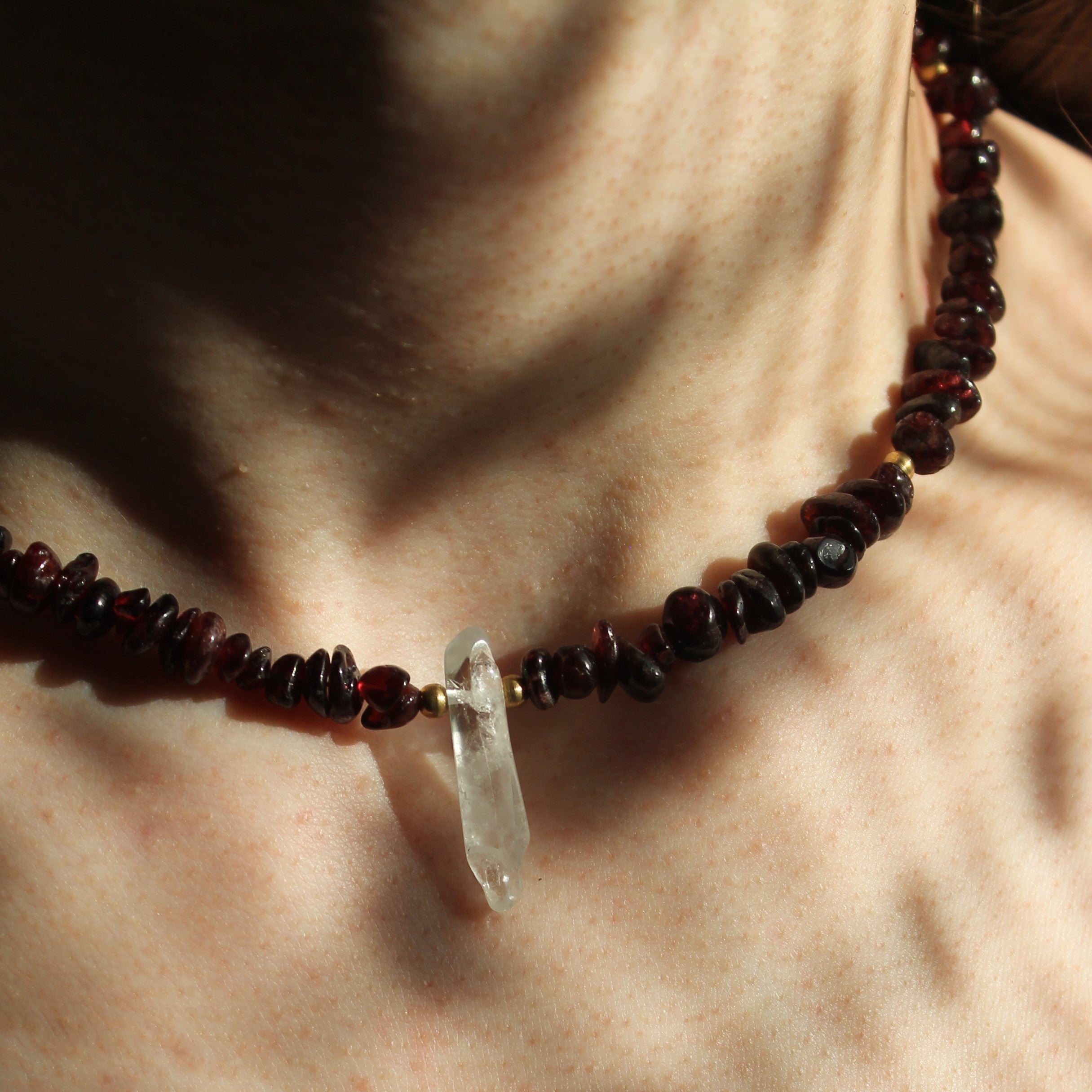 Granat Splitter Choker Kette mit Bergkristallspitze goldfarben