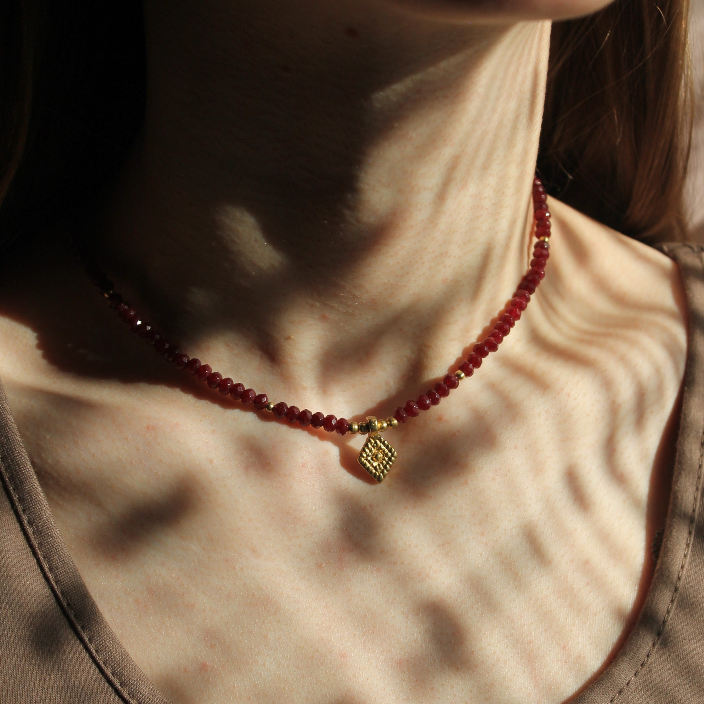 Granat Choker Kette mit Messinganhänger goldfarben