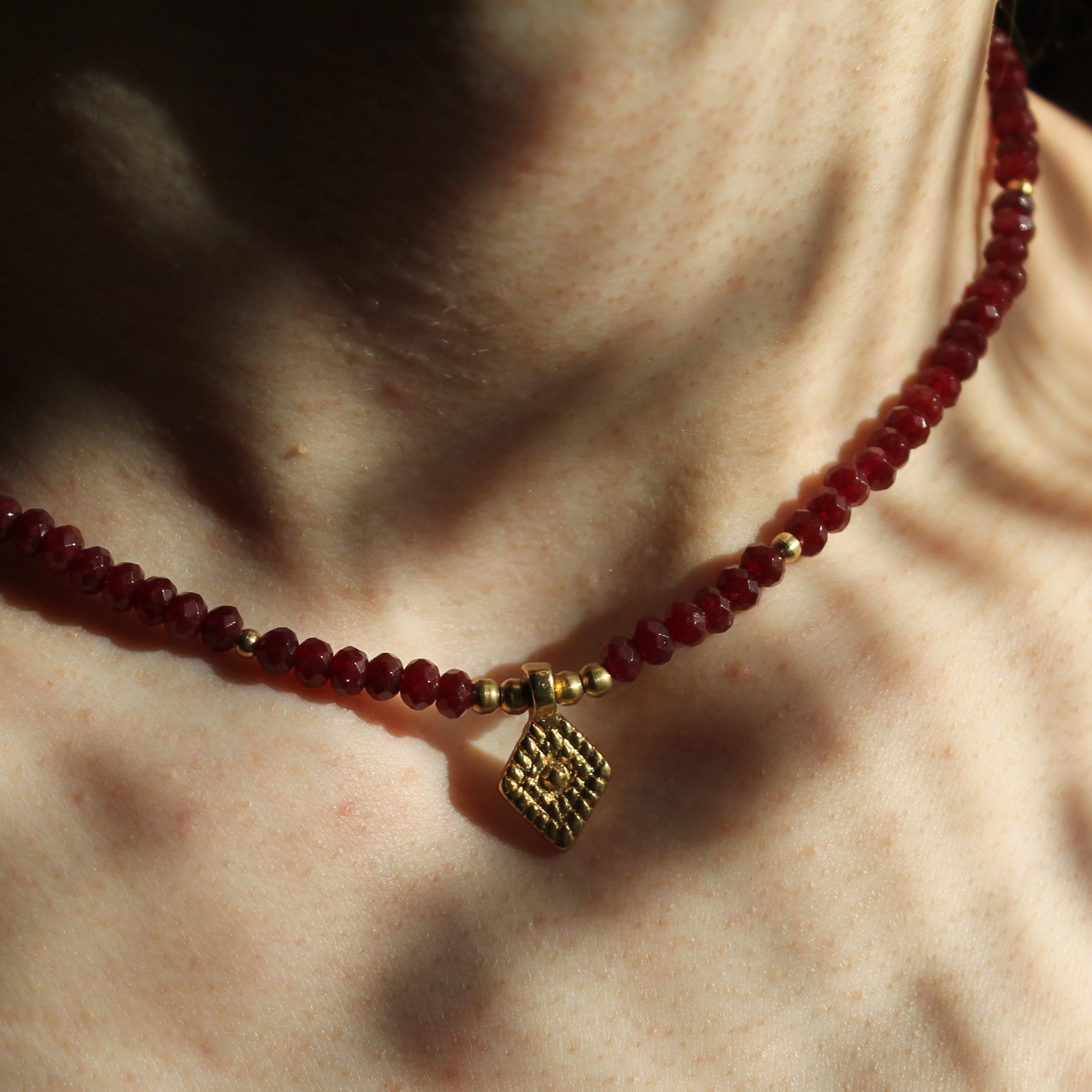 Granat Choker Kette mit Messinganhänger goldfarben