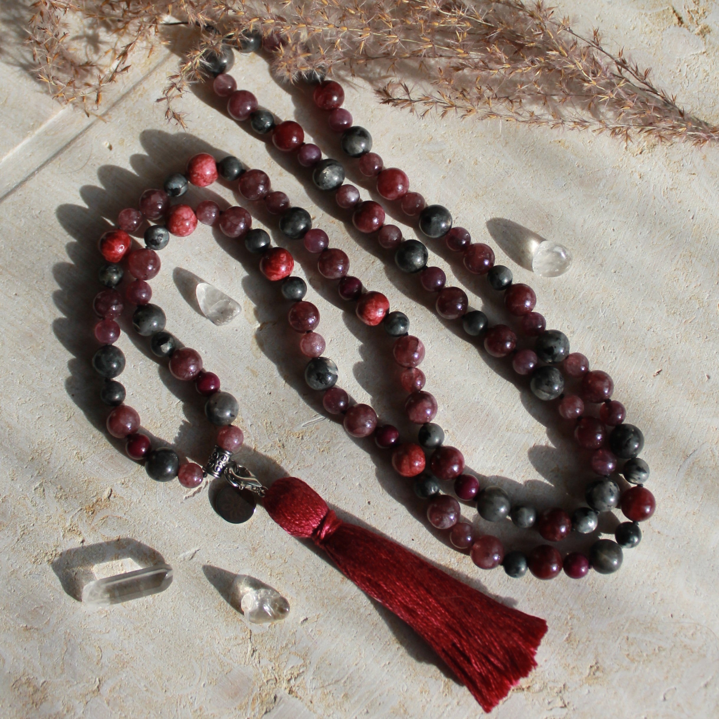 Amethyst, Granat, Jade, Jaspis, Labradorit mit Lepidolith Mala silberfarben