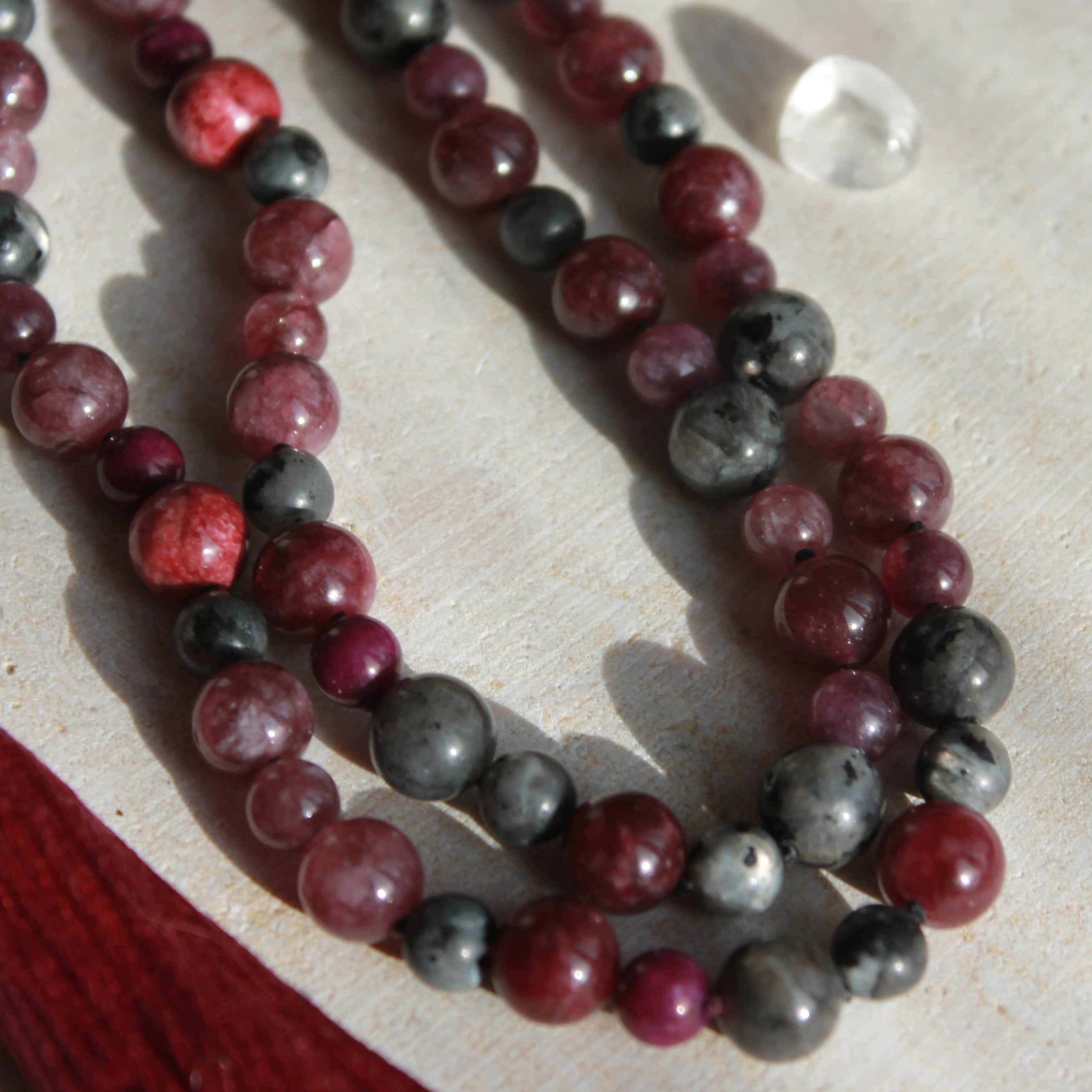 Amethyst, Granat, Jade, Jaspis, Labradorit mit Lepidolith Mala silberfarben