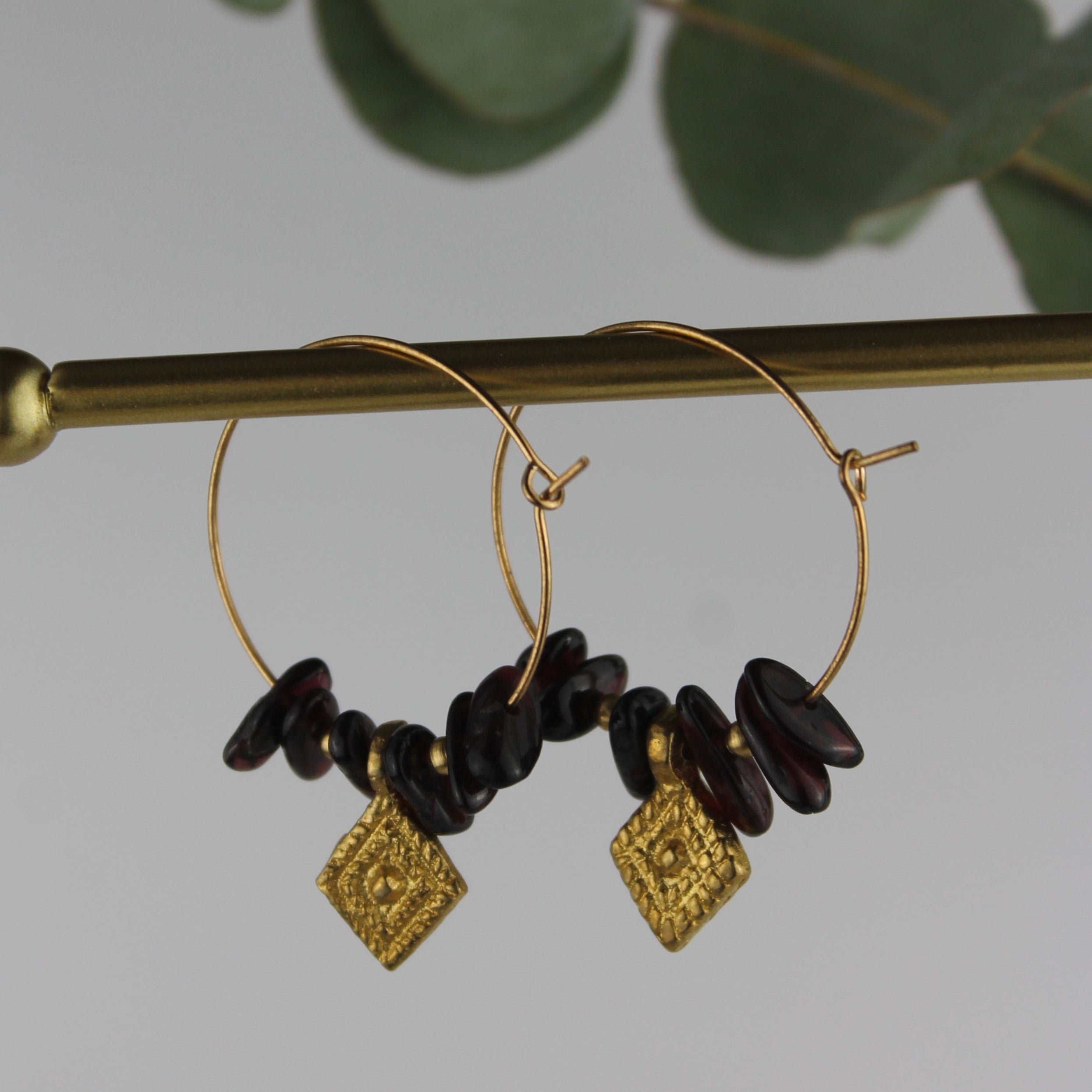 Granat Edelsteinohrringe mit Messinganhänger goldfarben