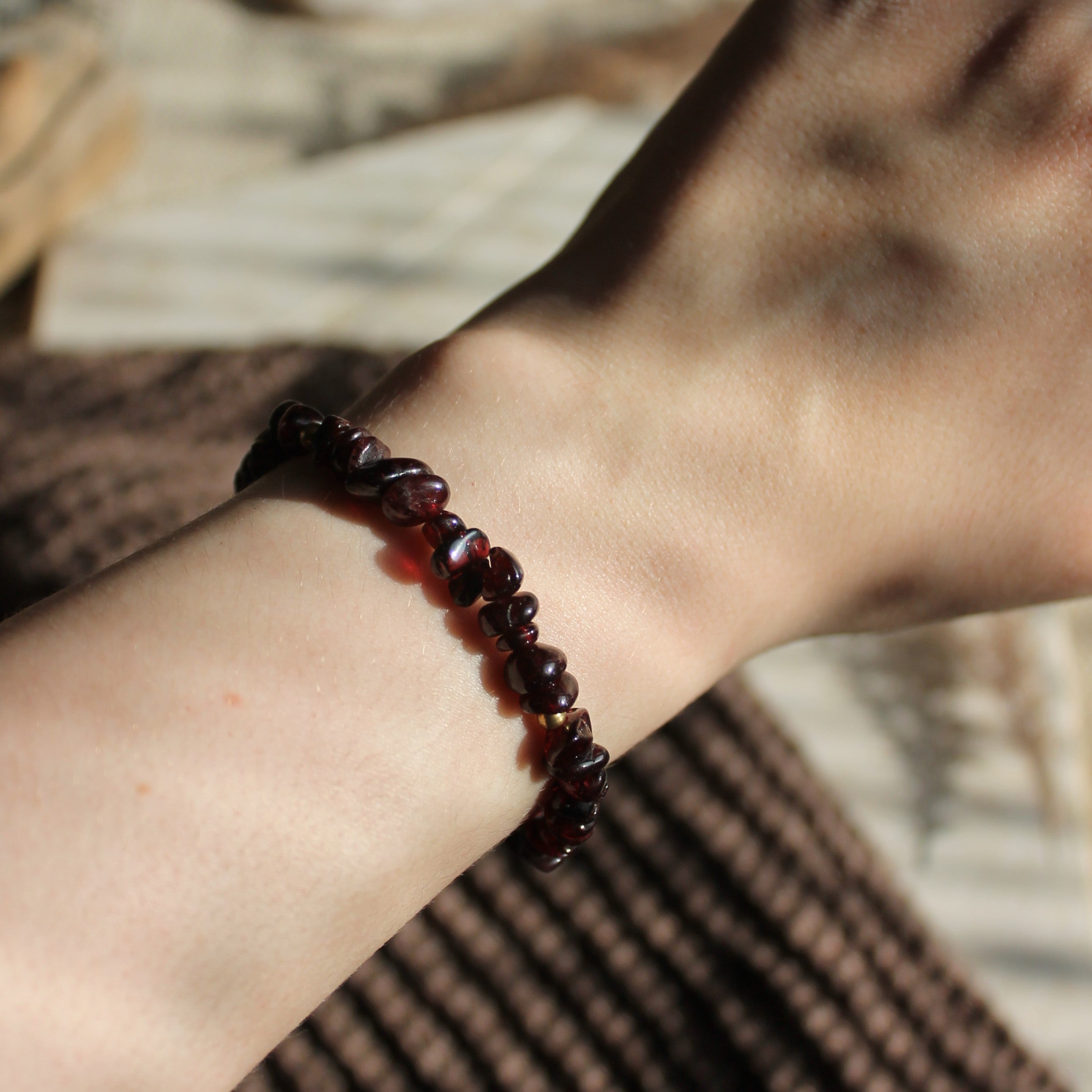 Granat Splitter Edelsteinarmband mit Verschluss goldfarben