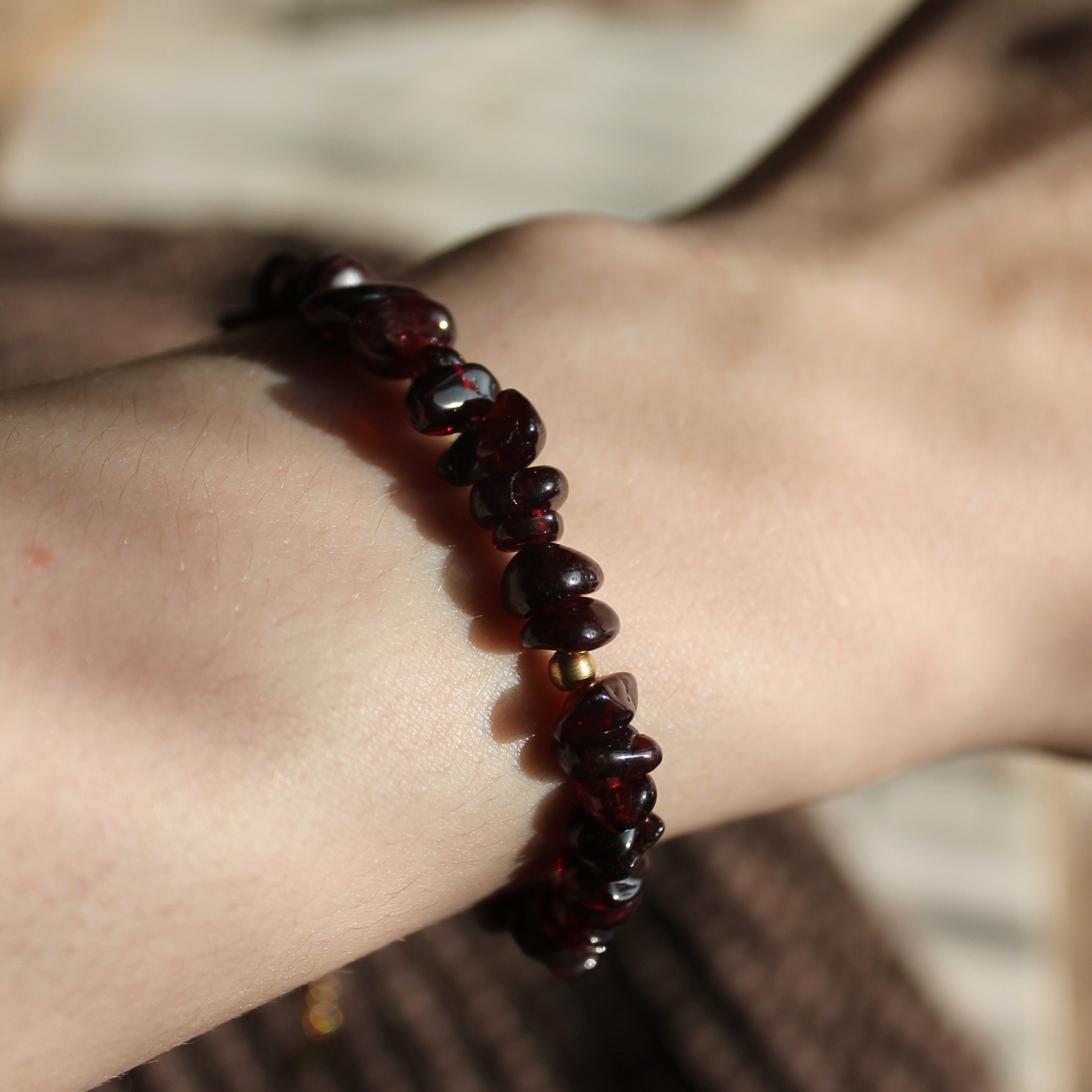 Granat Splitter Edelsteinarmband mit Verschluss goldfarben