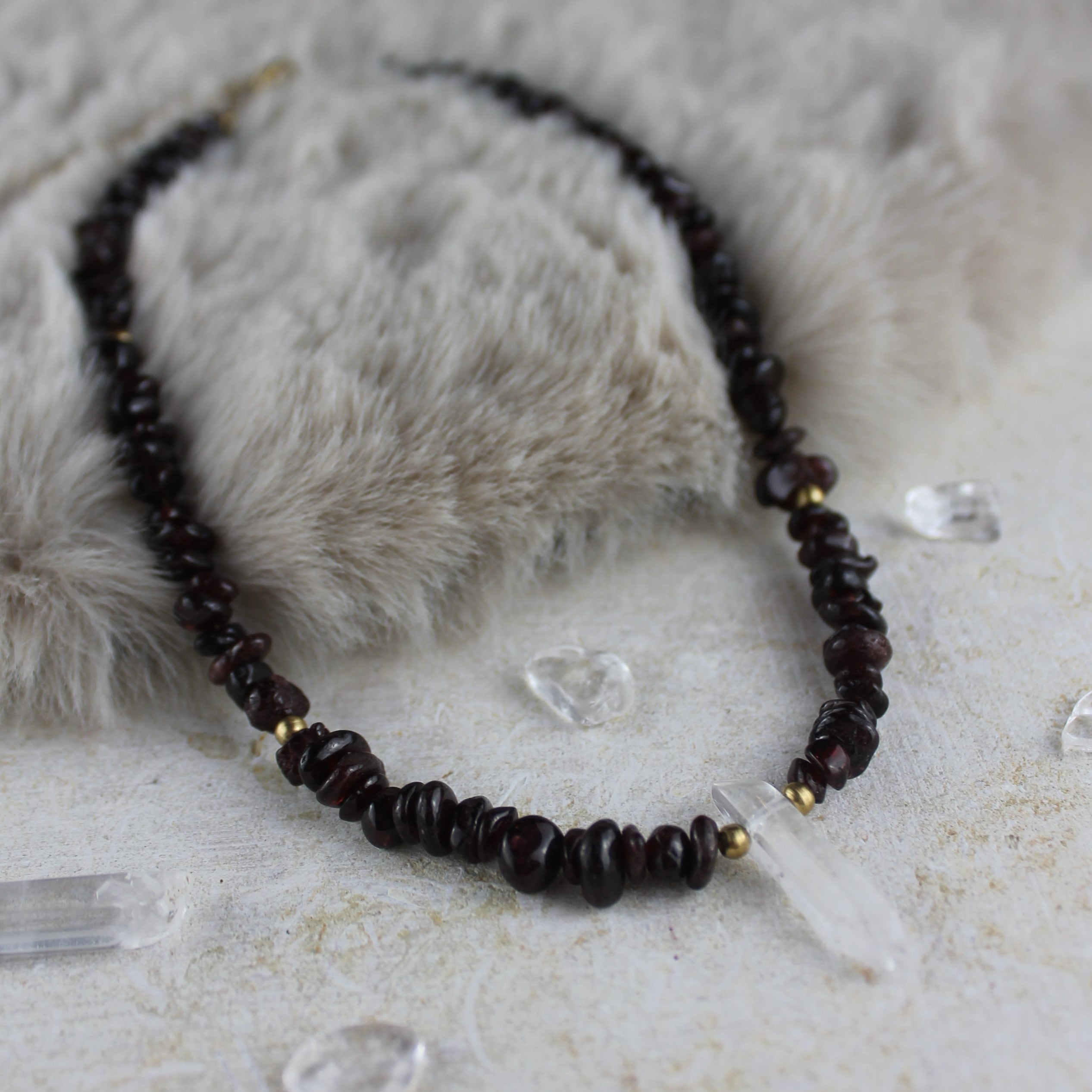 Granat Splitter Choker Kette mit Bergkristallspitze goldfarben