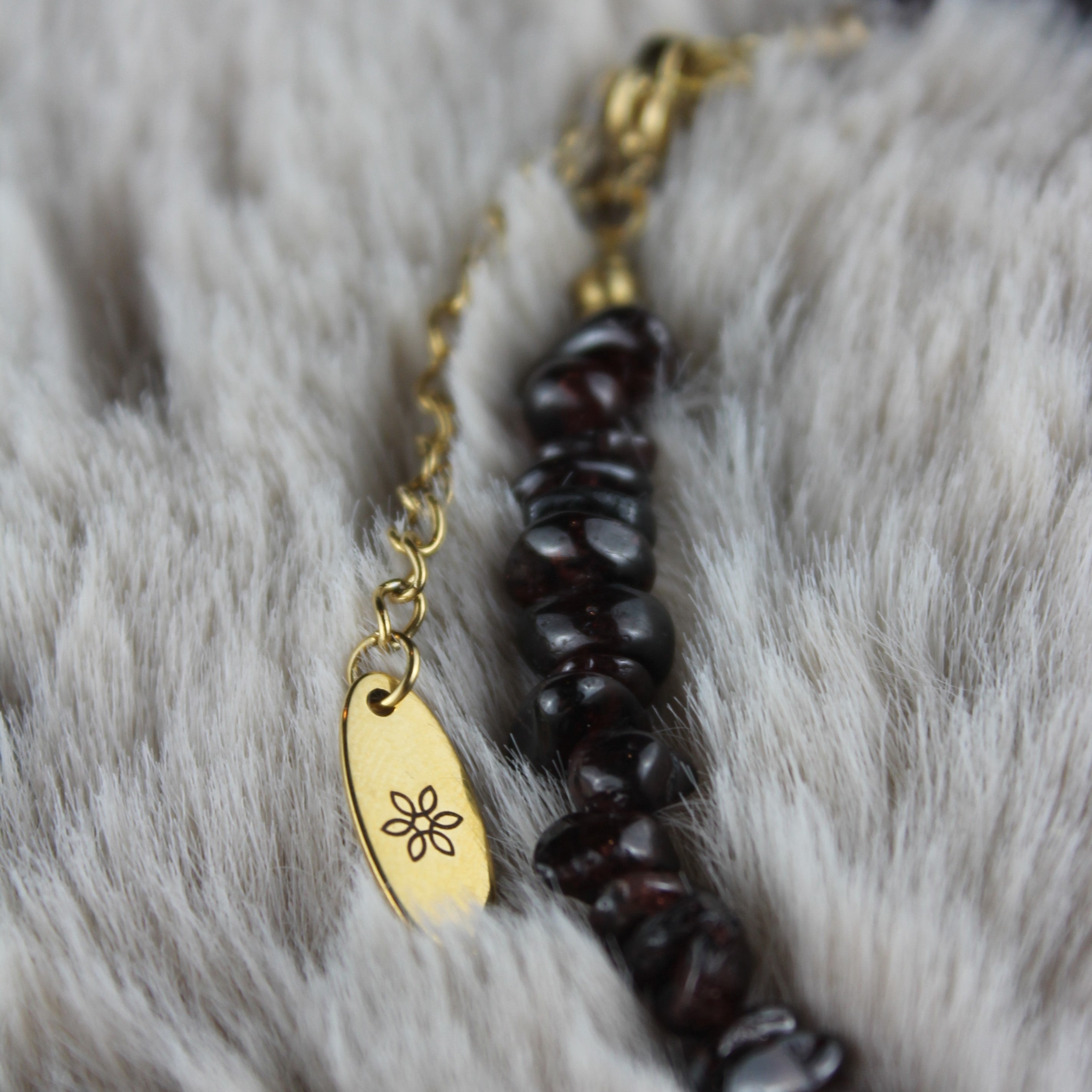 Granat Splitter Choker Kette mit Bergkristallspitze goldfarben