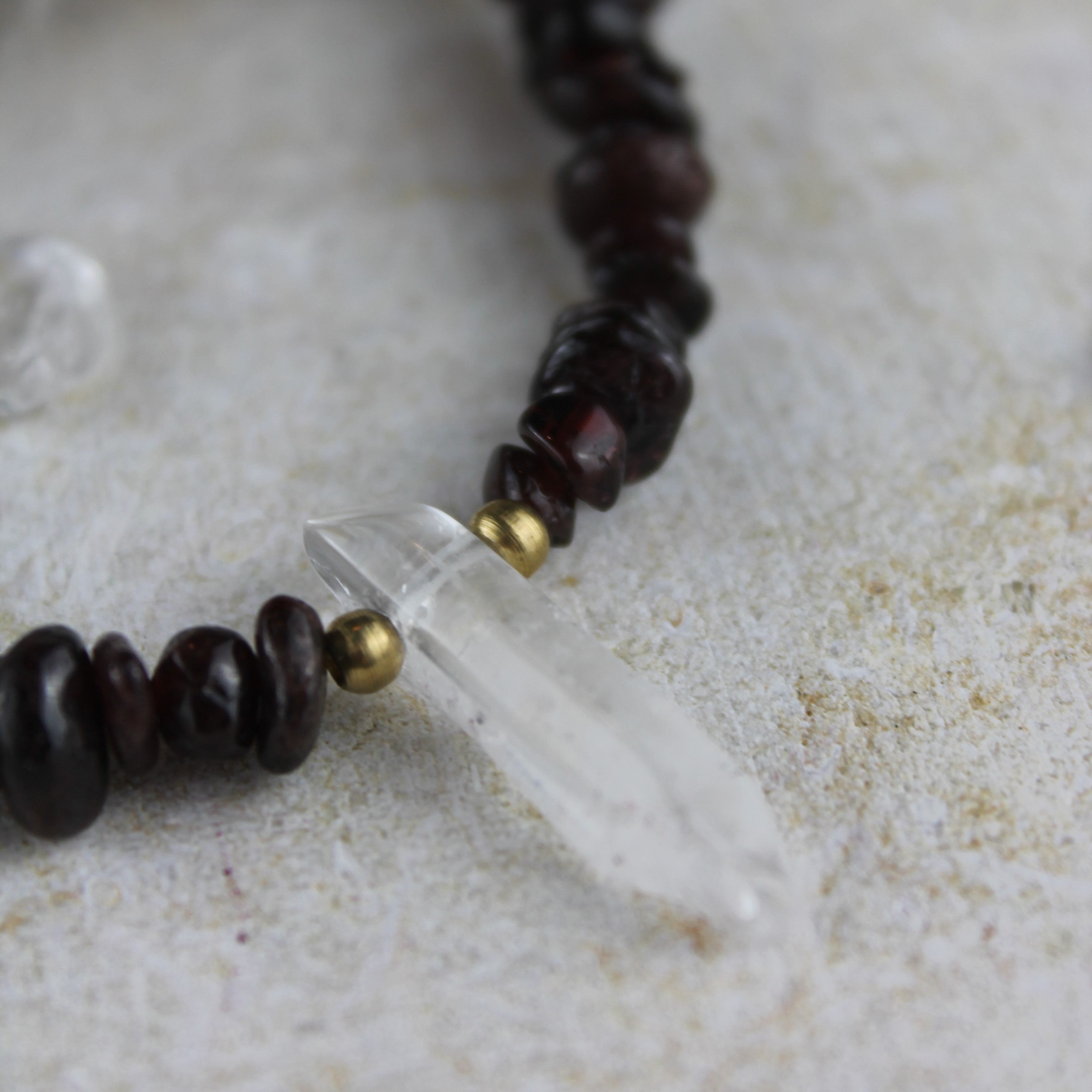 Granat Splitter Choker Kette mit Bergkristallspitze goldfarben