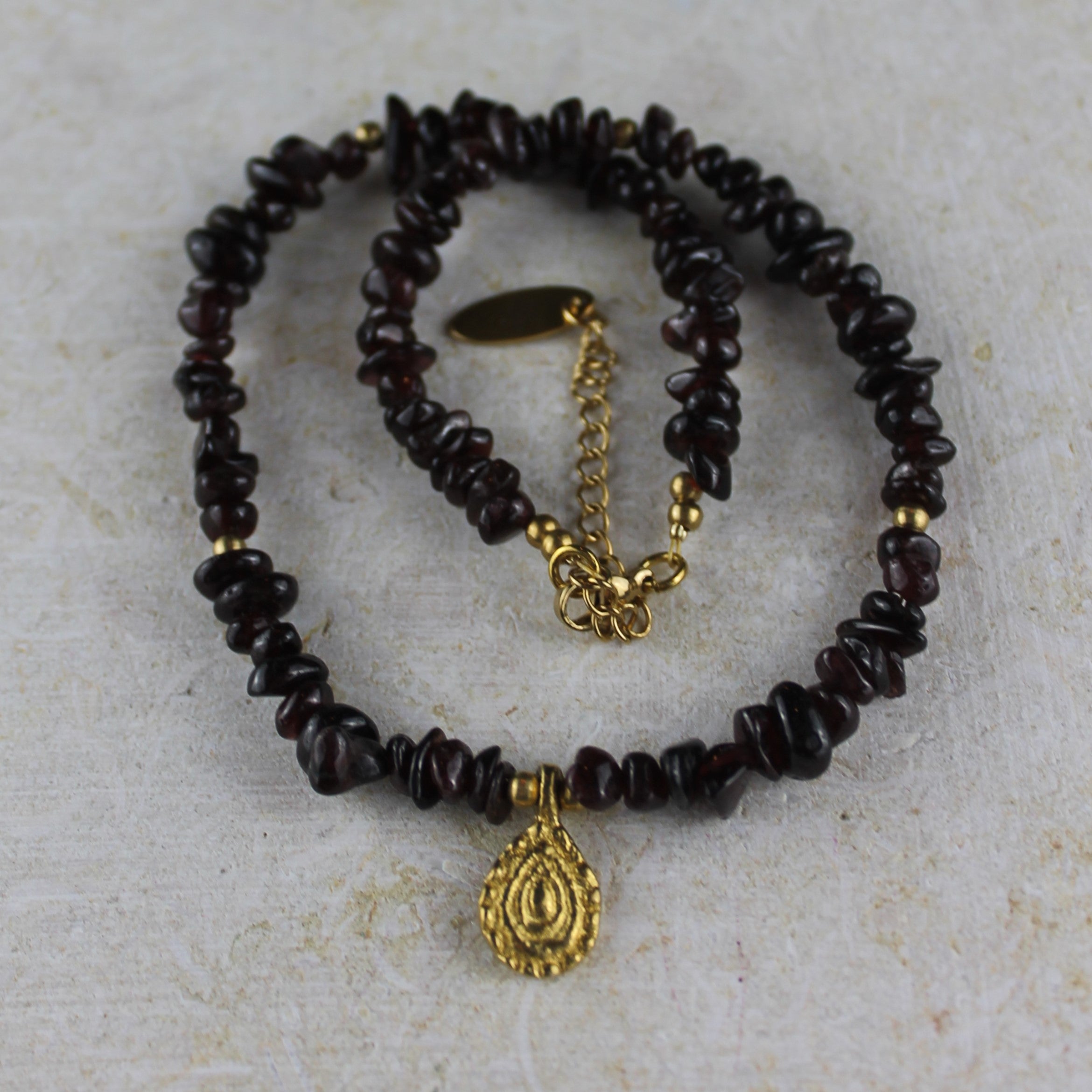 Granat Splitter Choker Kette mit Messinganhänger goldfarben