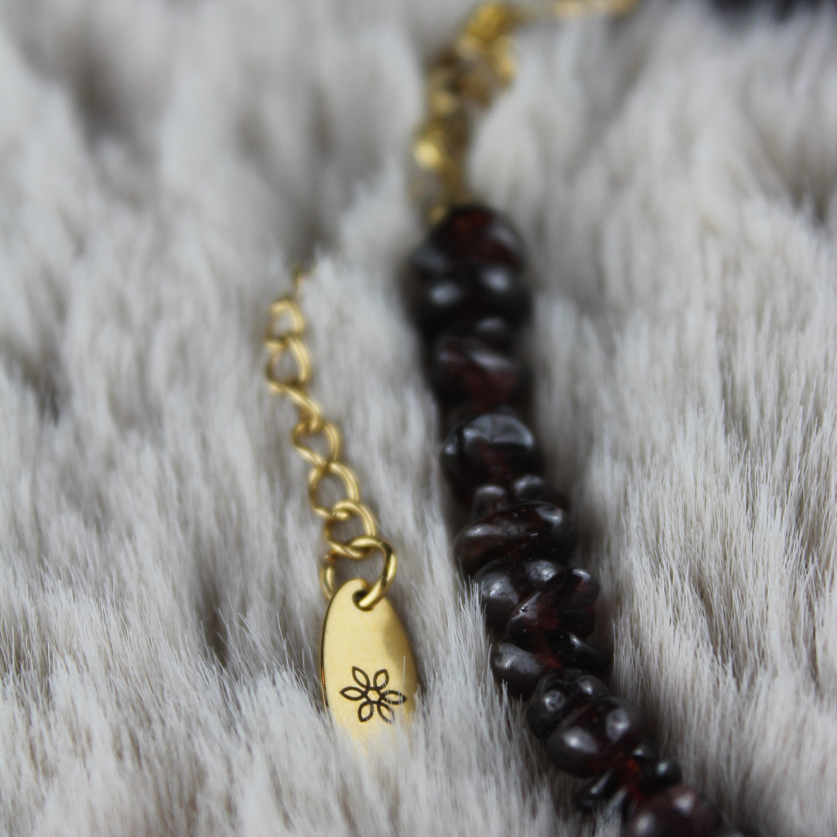 Granat Splitter Choker Kette mit Messinganhänger goldfarben