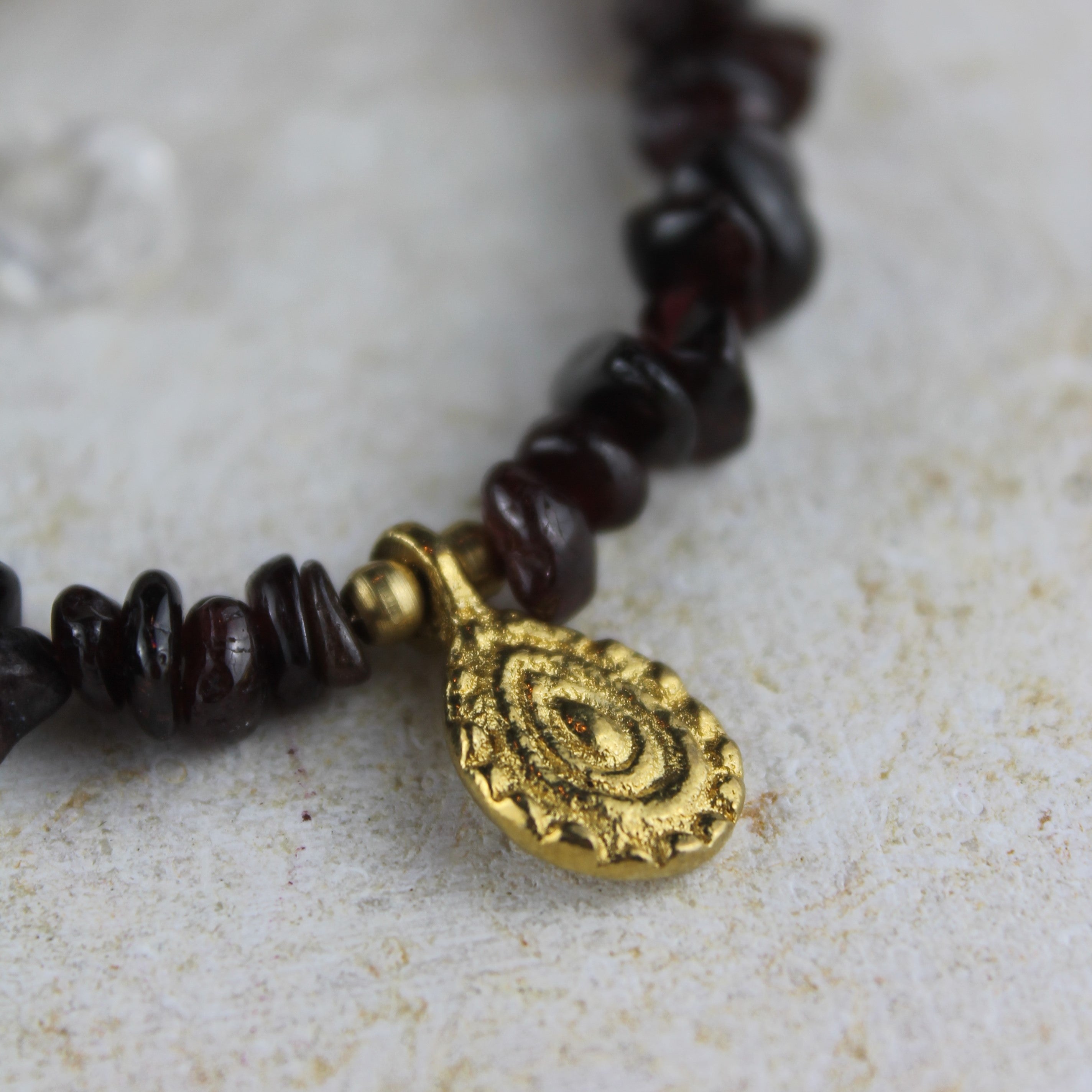 Granat Splitter Choker Kette mit Messinganhänger goldfarben