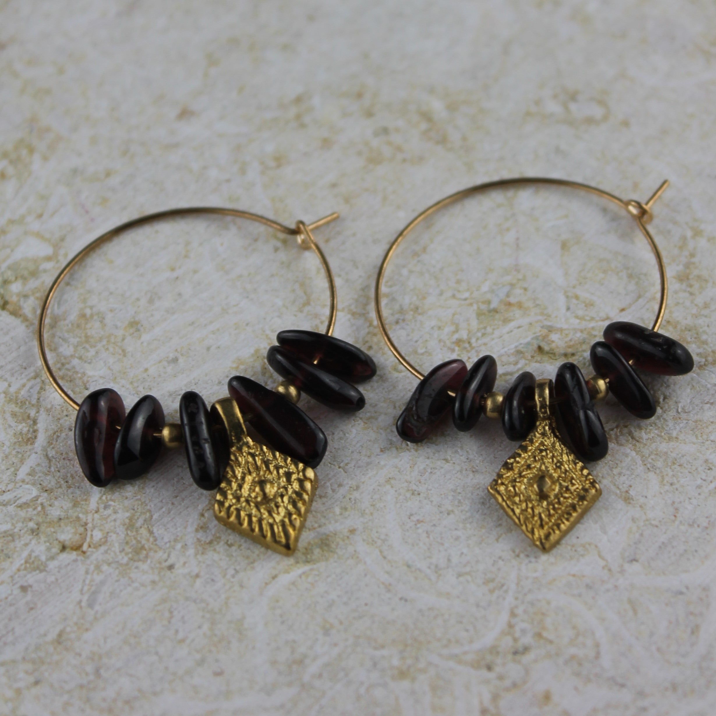 Granat Edelsteinohrringe mit Messinganhänger goldfarben