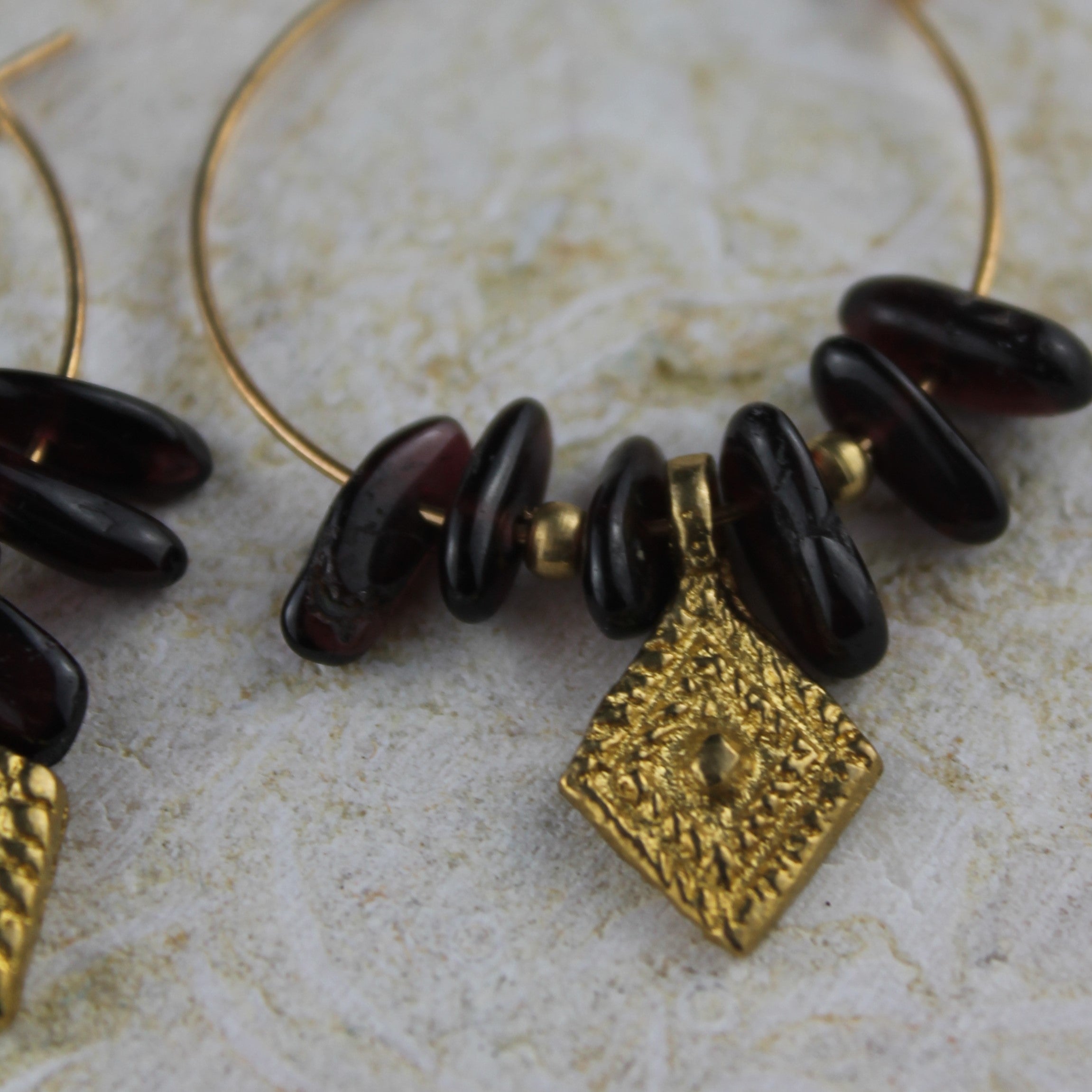 Granat Edelsteinohrringe mit Messinganhänger goldfarben