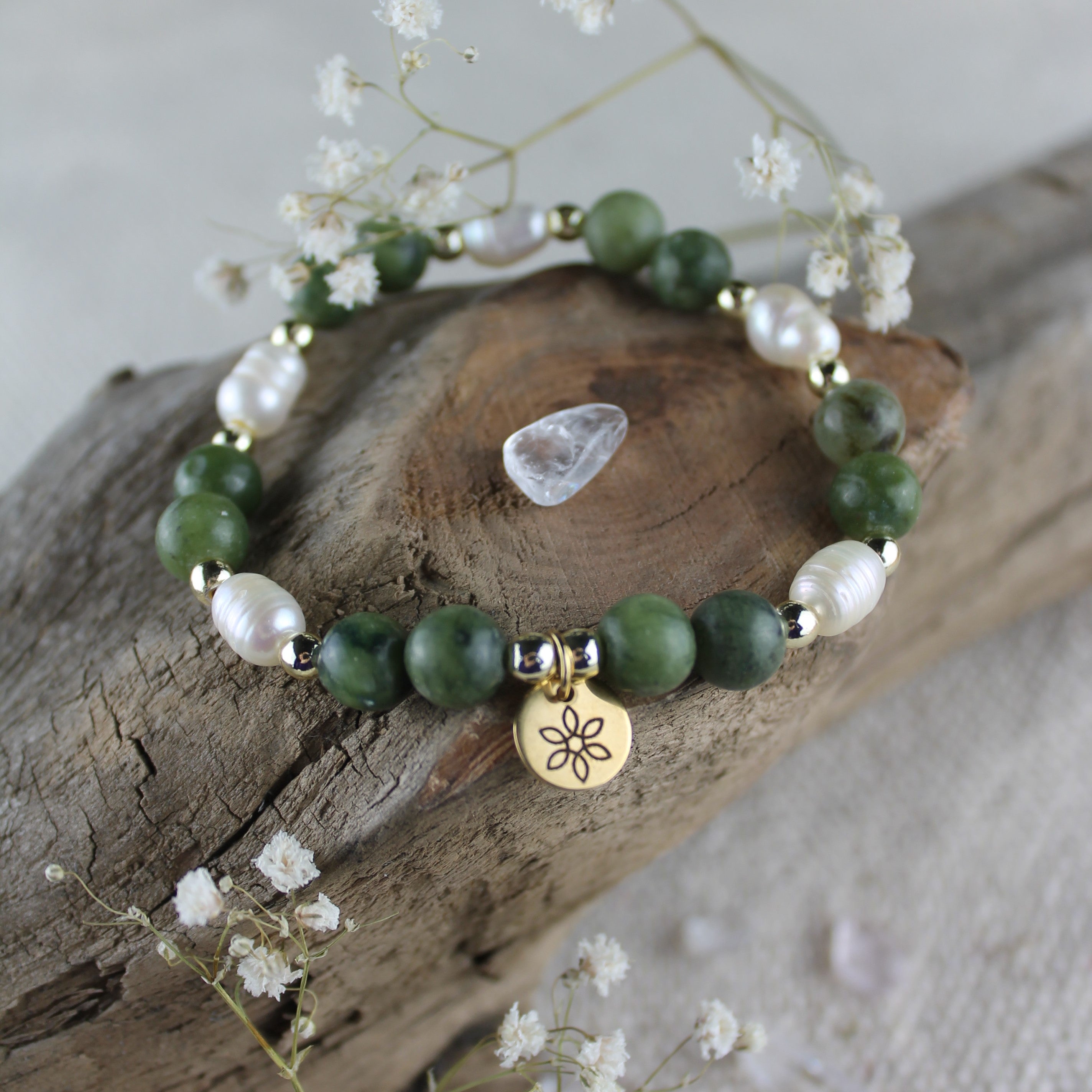 Grüner Jade Edelsteinarmband mit Süßwasserperlen goldfarben