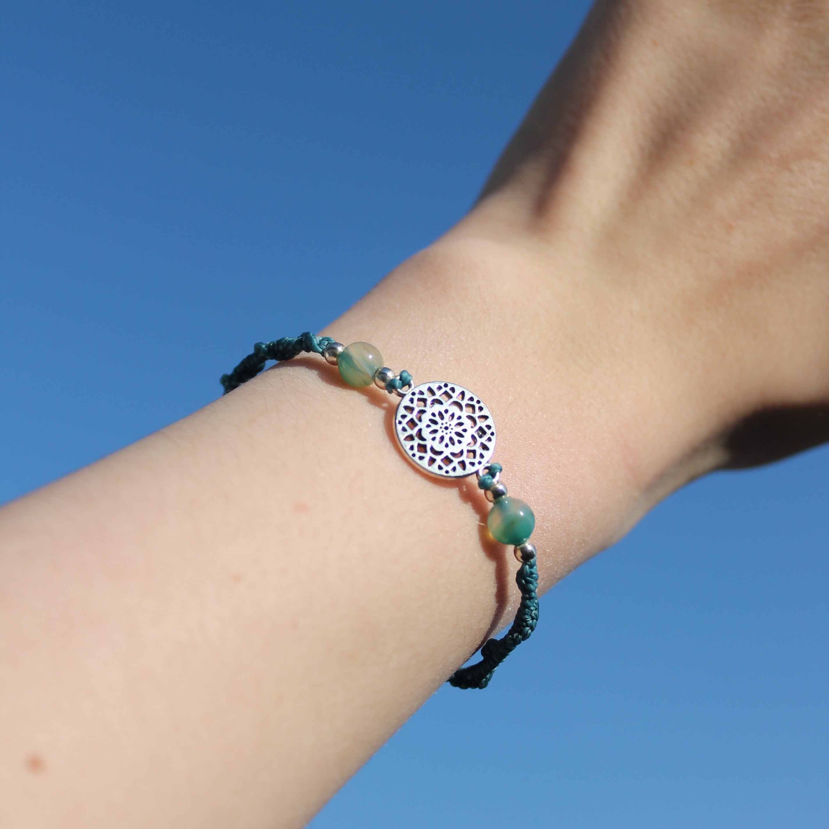 Grüner Bandachat Edelsteinarmband Makramee mit Mandala silberfarben