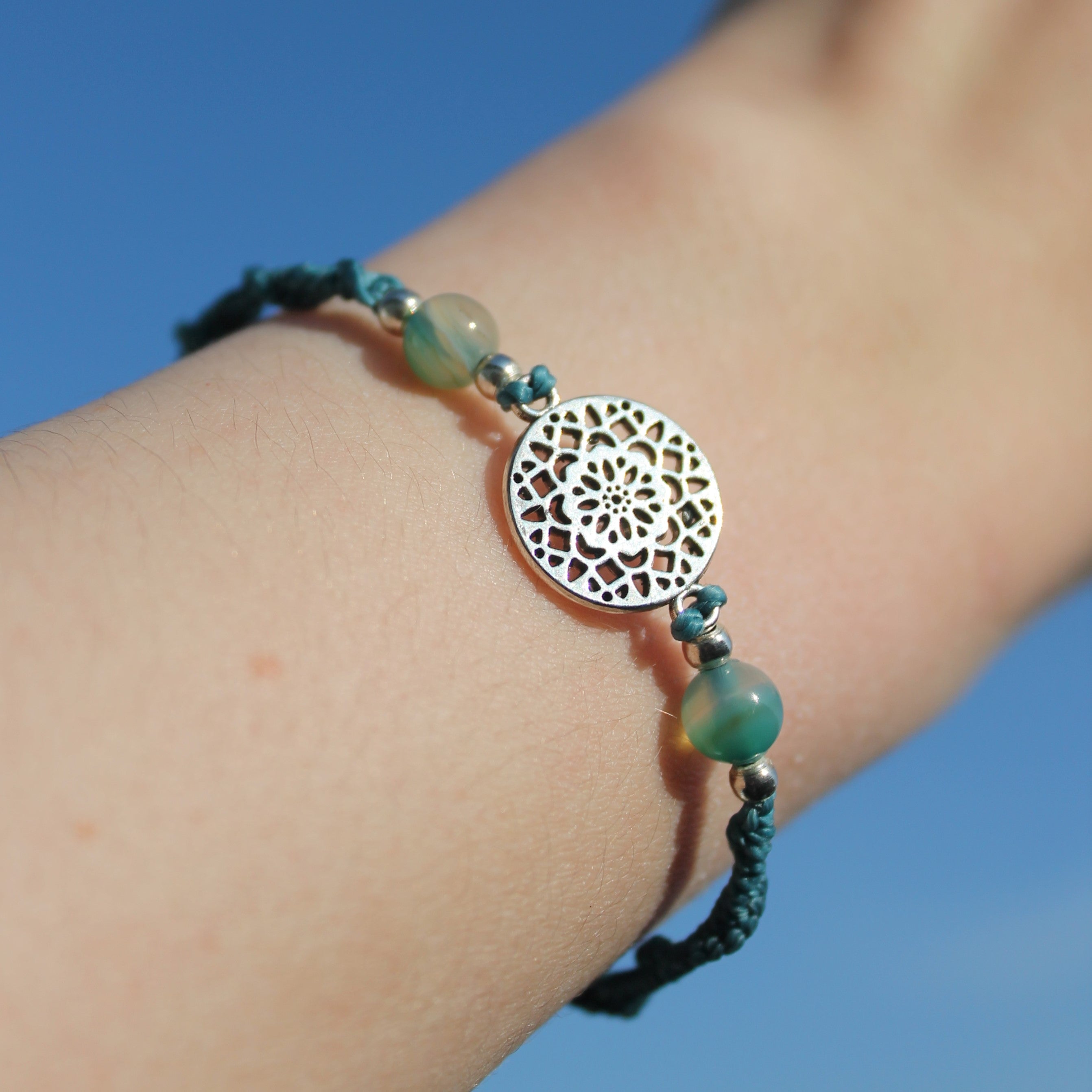 Grüner Bandachat Edelsteinarmband Makramee mit Mandala silberfarben