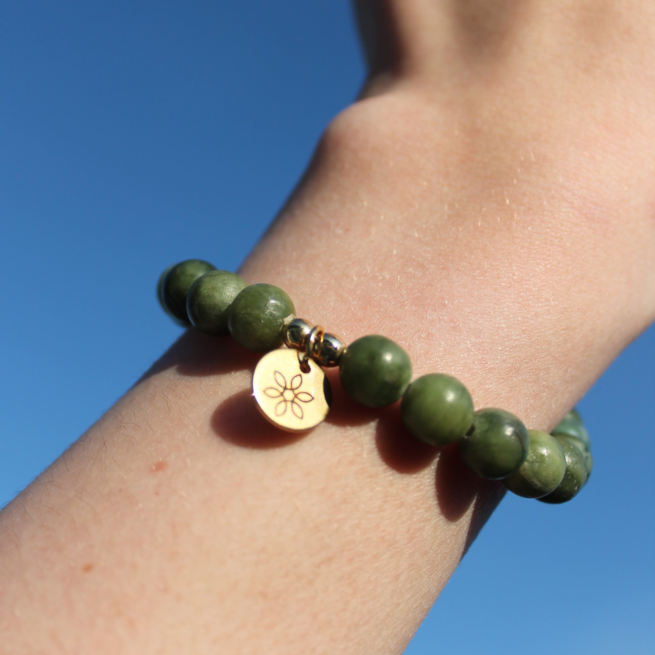 Grüner Jade Edelsteinarmband goldfarben