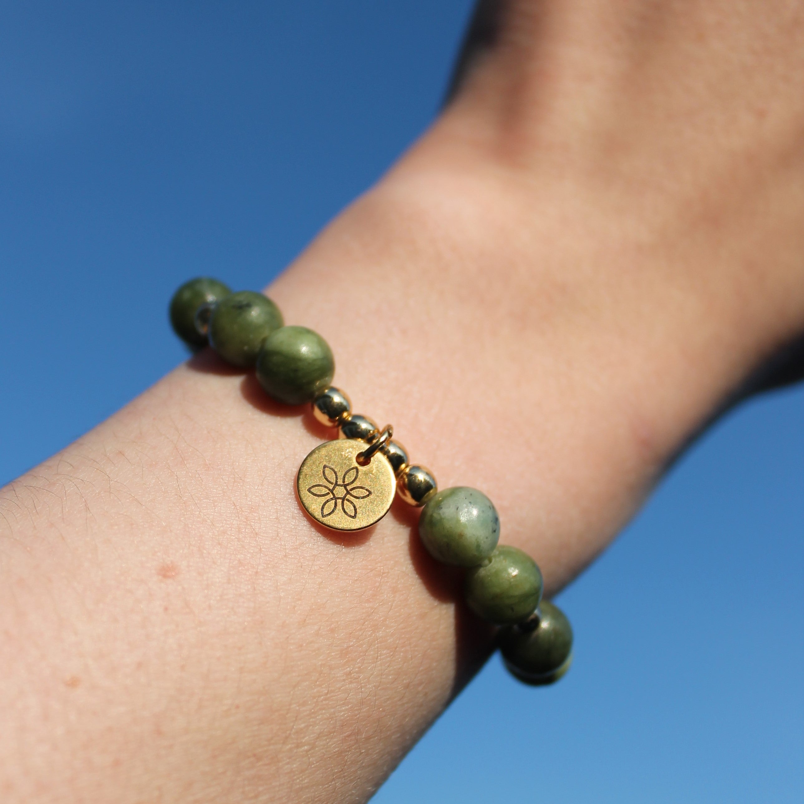 Grüner Jade Edelsteinarmband mit Hämatit goldfarben