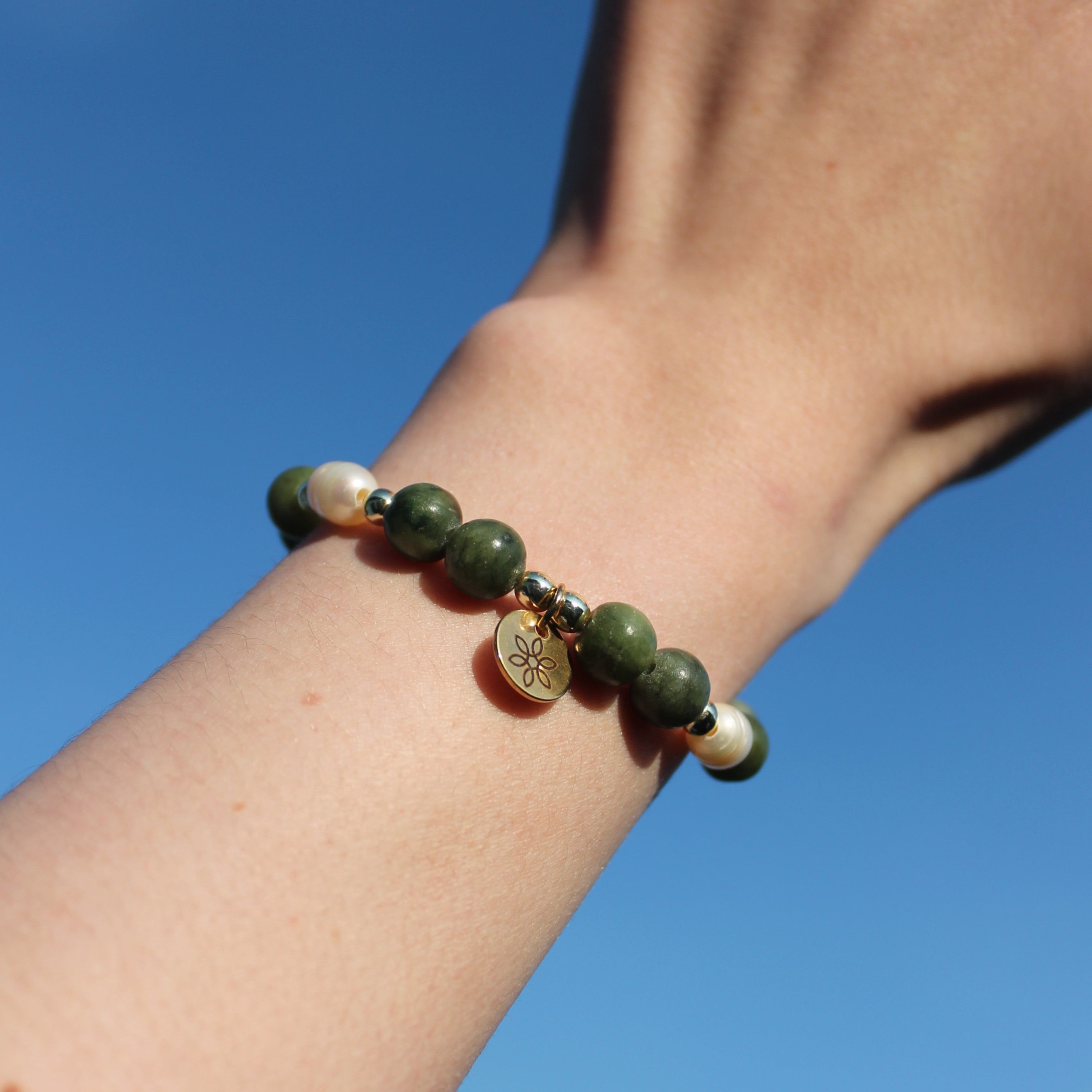 Grüner Jade Edelsteinarmband mit Süßwasserperlen goldfarben