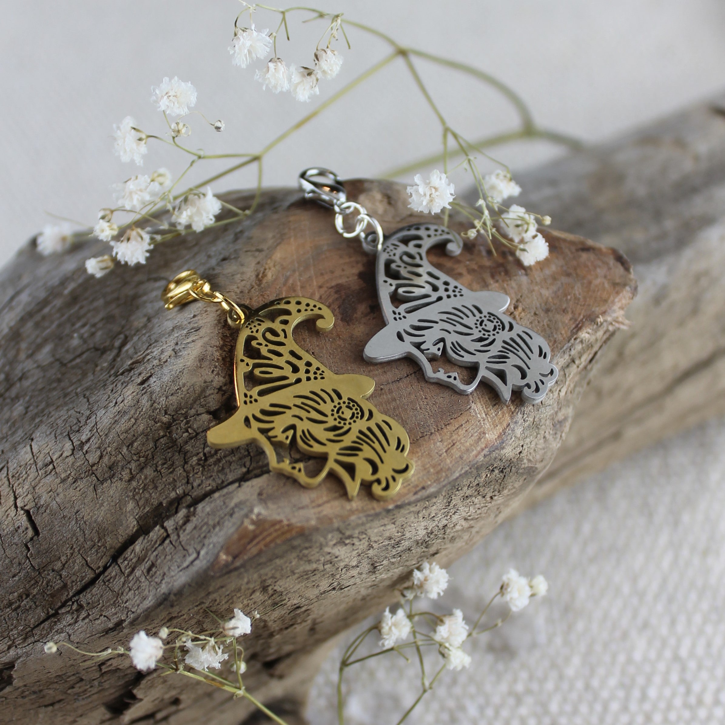 Hexe Charm Anhänger gold- oder silberfarben